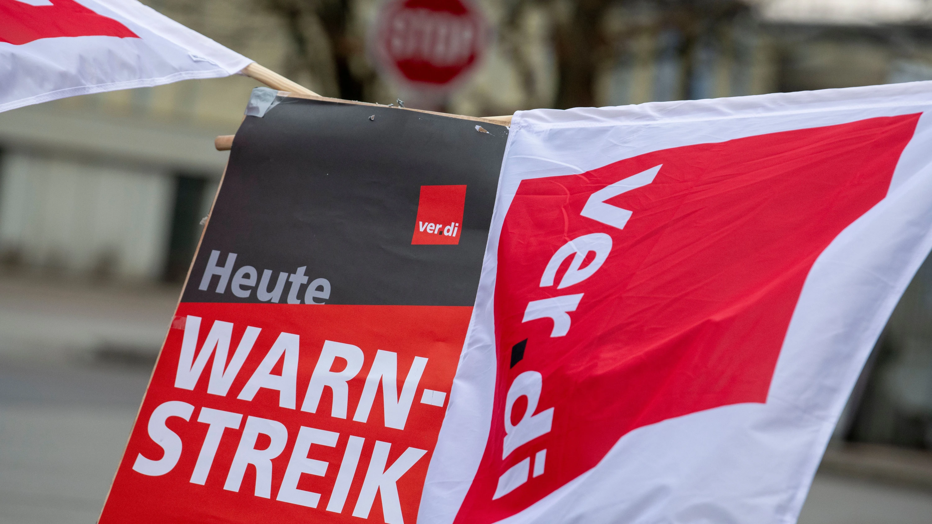 Tarifverhandlungen: Verdi ruft Freitag zu bundesweiten Warnstreiks im Nahverkehr auf