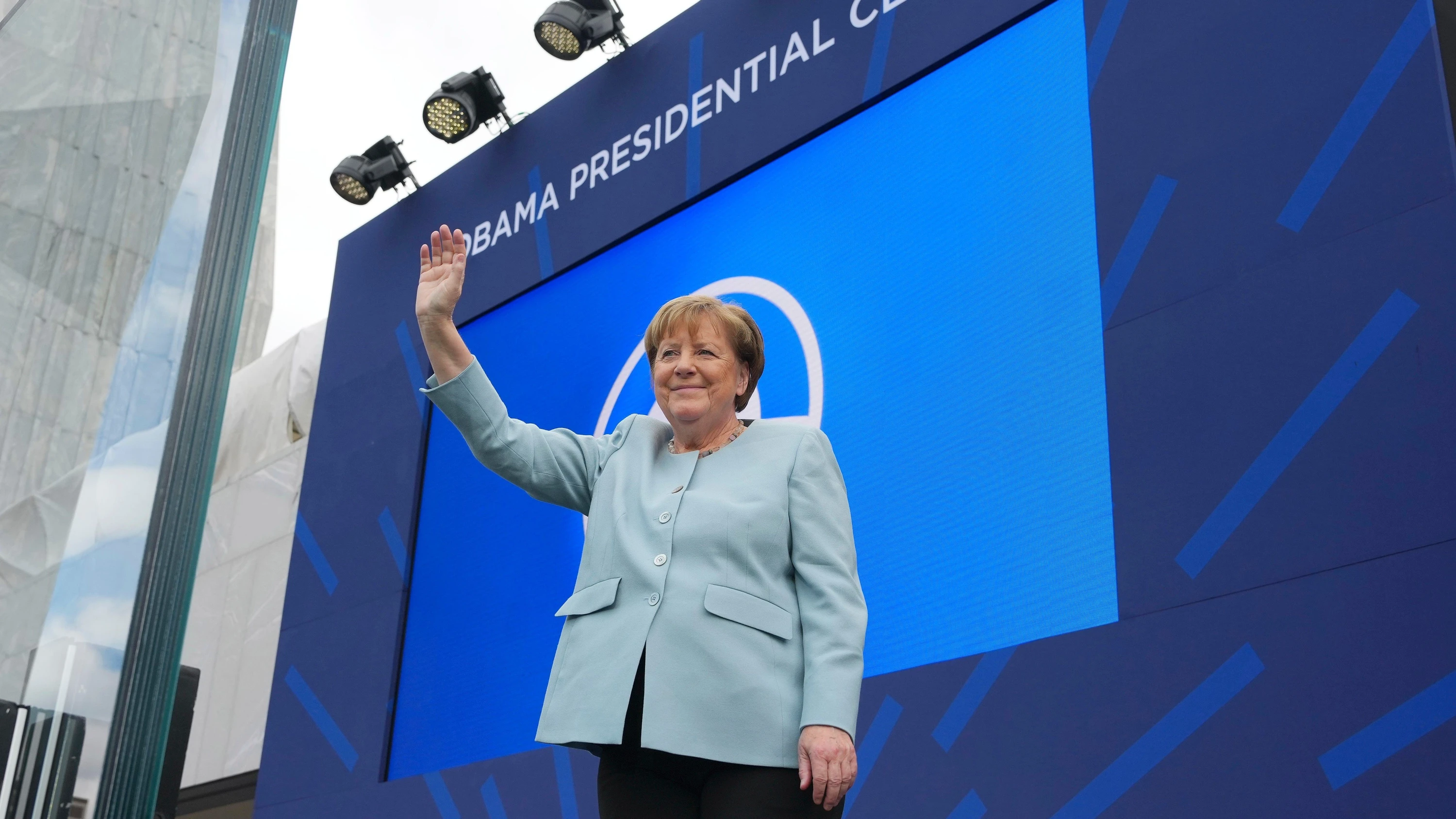Die ehemalige Bundeskanzlerin Angela Merkel (CDU) winkt, als sie am Donnerstag, dem 18. Juni 2026, in Chicago bei der Einweihungsfeier für das Obama Presidential Center vorgestellt wird. - dpa