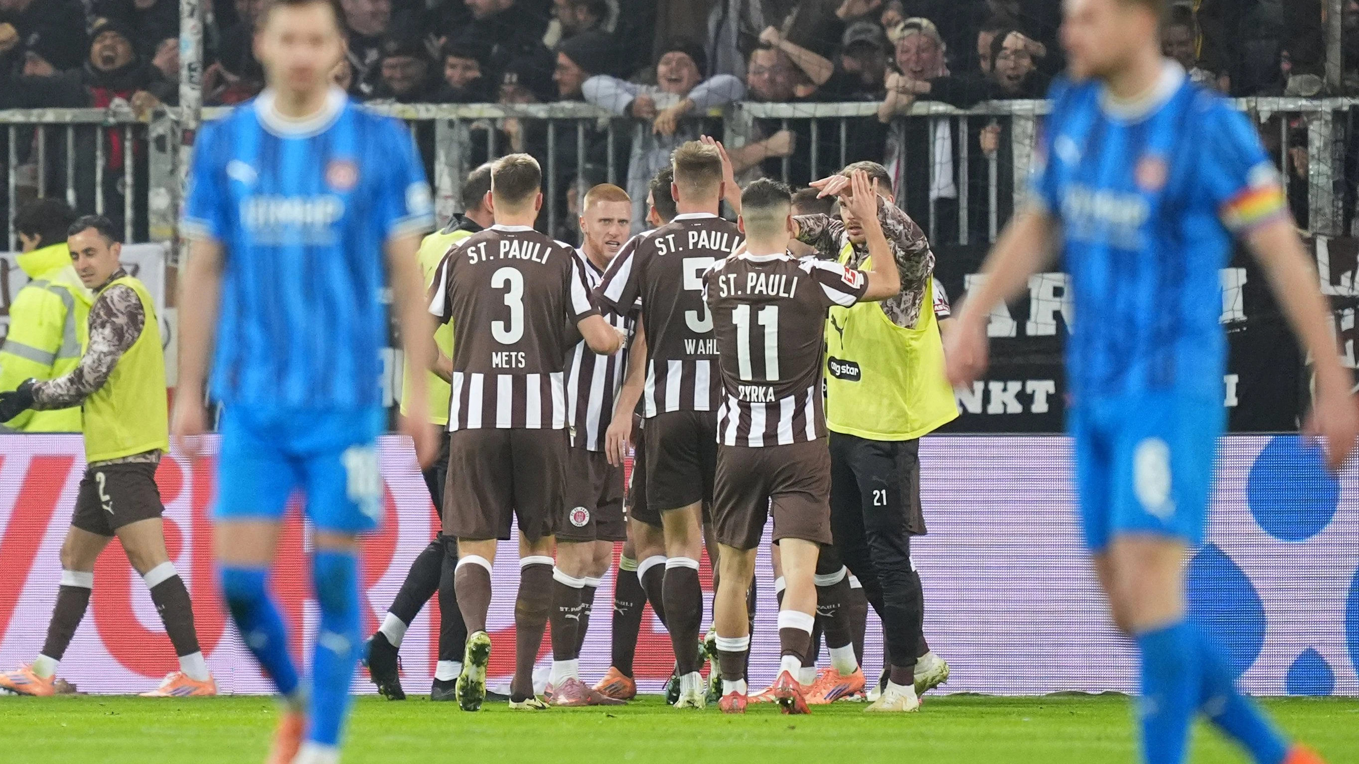 FC St. Pauli Triumphs 2-1 Over Heidenheim Despite Controversial Red Card