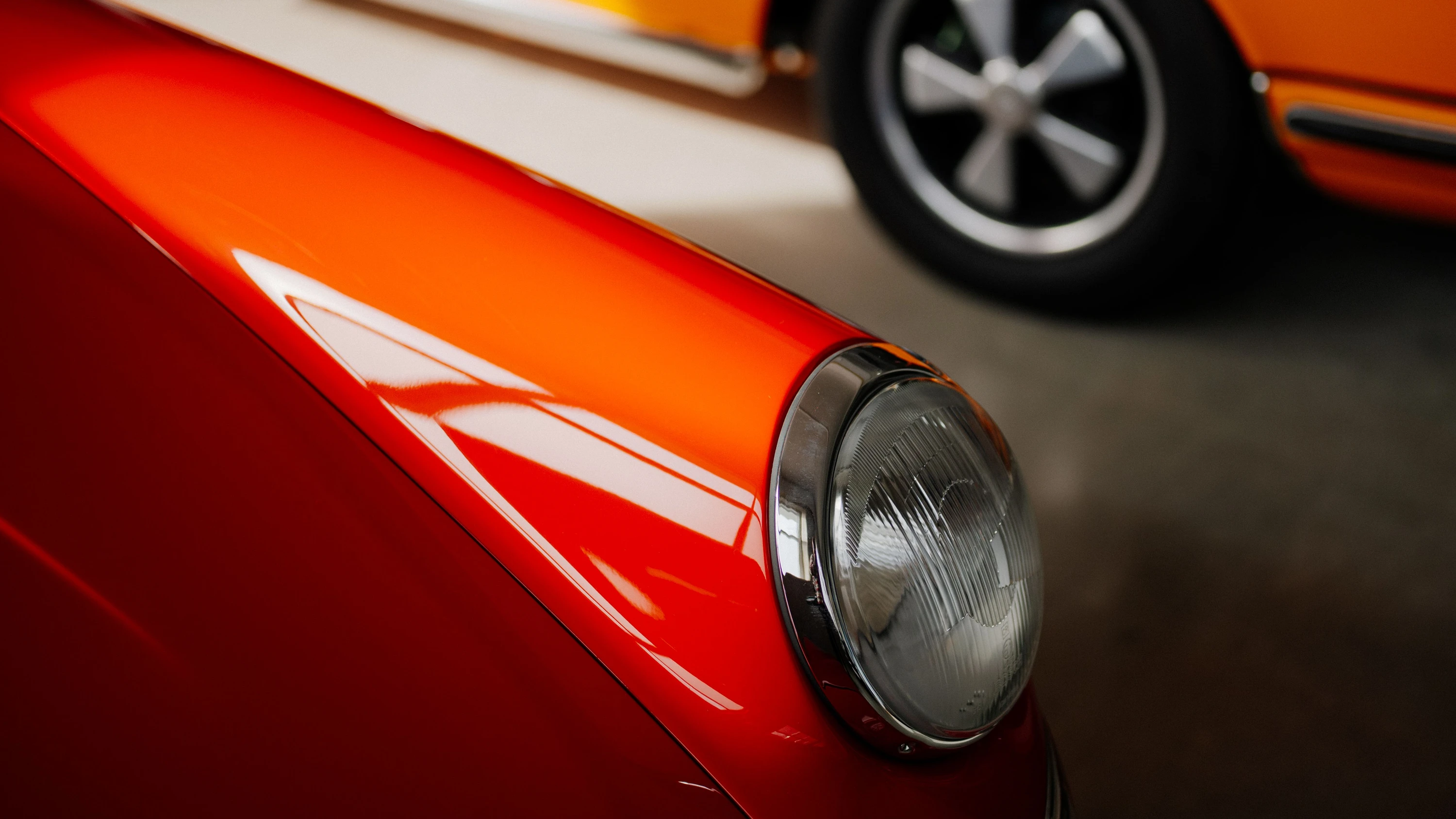 Mit Leitern gerettet: 92-Jähriger im Autohaus eingesperrt