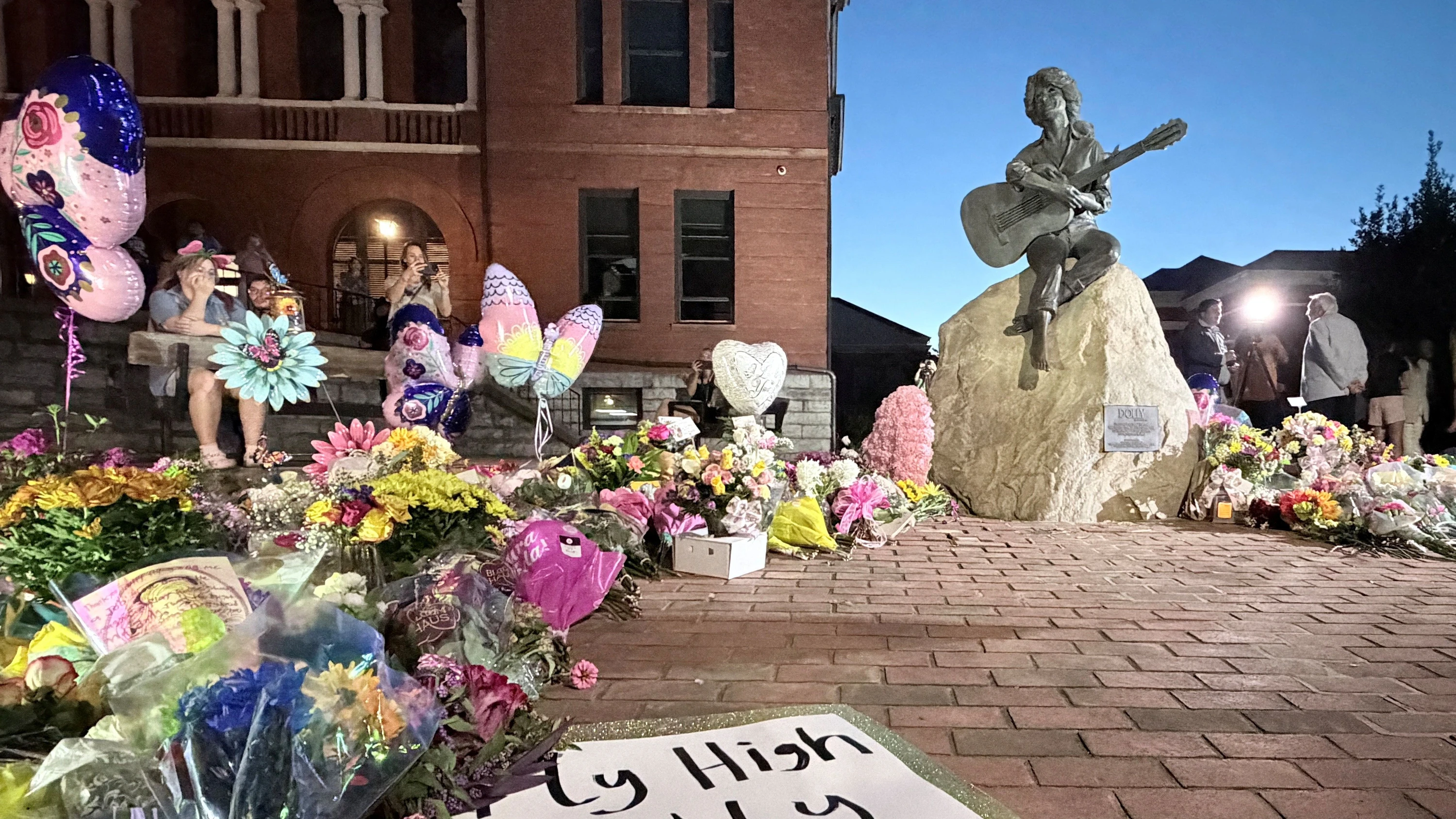 Trauer um Dolly Parton: Flaggen in USA auf halbmast – Trump spricht von einem „wahren Verlust für Millionen“ Trauer um Dolly Parton: Flaggen in USA auf halbmast – Trump spricht von einem „wahren Verlust für Millionen“