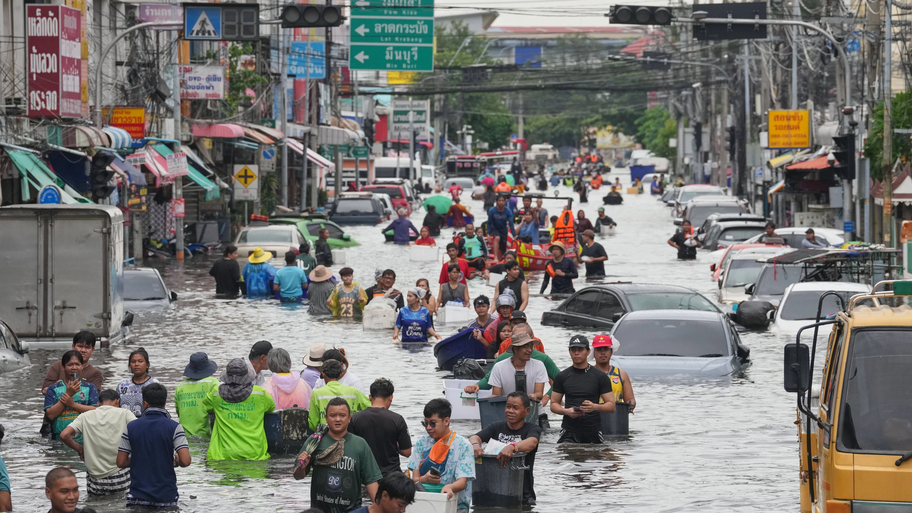 Nach tagelangen Regenfällen: Teile Bangkoks weiterhin überschwemmt