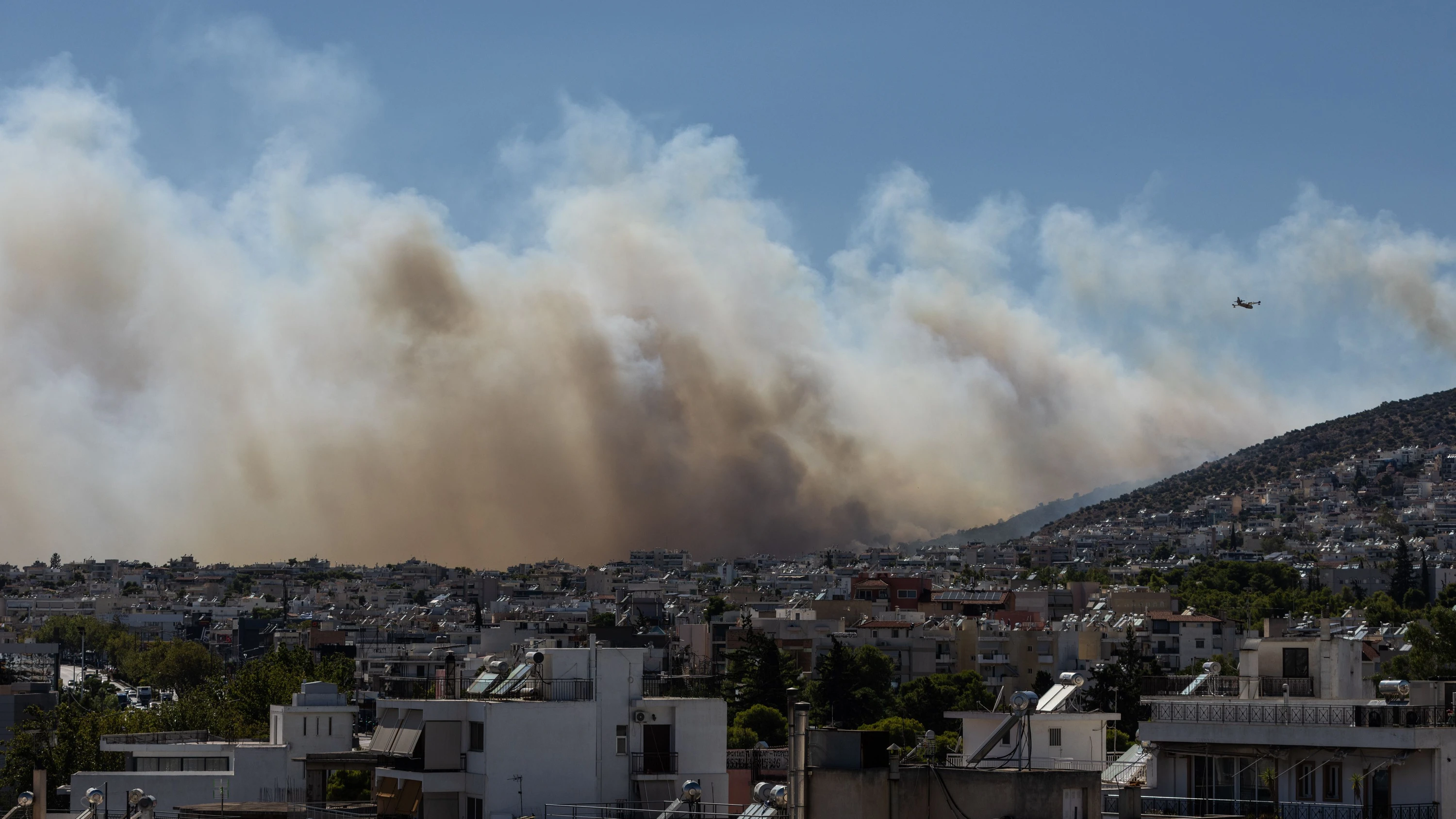 Athen: Rauch steigt vom Stadtteil Haidari im Westen Athens aus gesehen von Waldbränden an den Hängen des Poikilo-Berges auf. - dpa