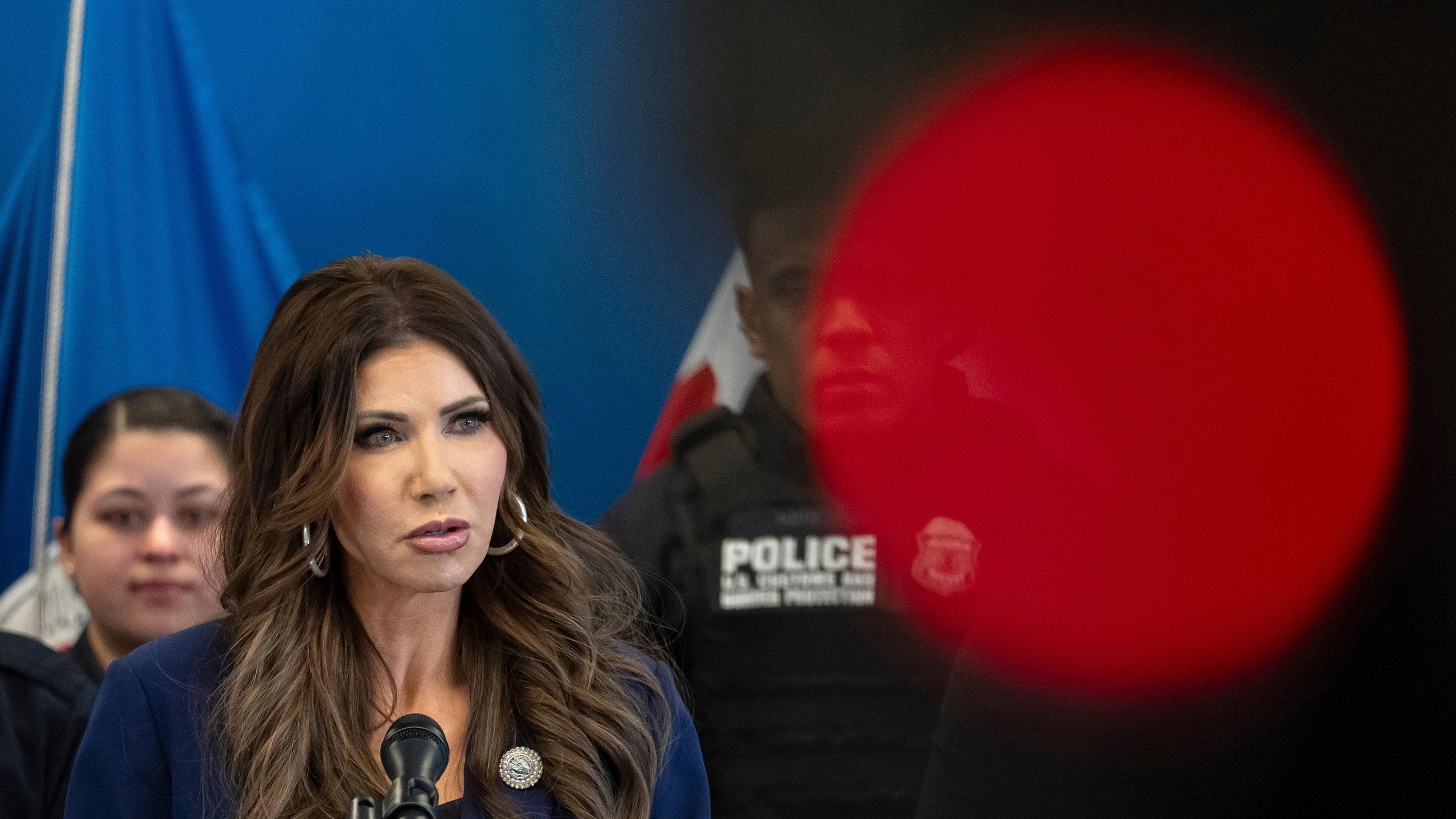 Liveblog USA unter Trump: Nach Rücktrittsforderungen: Trump stellt sich hinter Noem