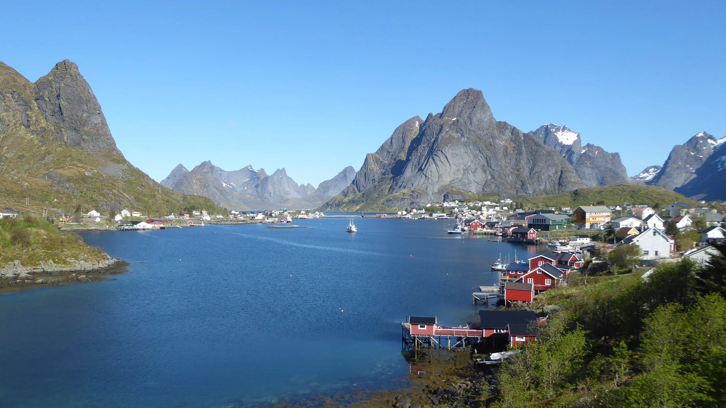 Die Lofoten wie aus dem Bilderbuch: der Fischerort Reine mit den typischen Rorbuer, den rot gestrichenen Häusern, die auf Stelzen am Ufer stehen. - Volker Mehnert