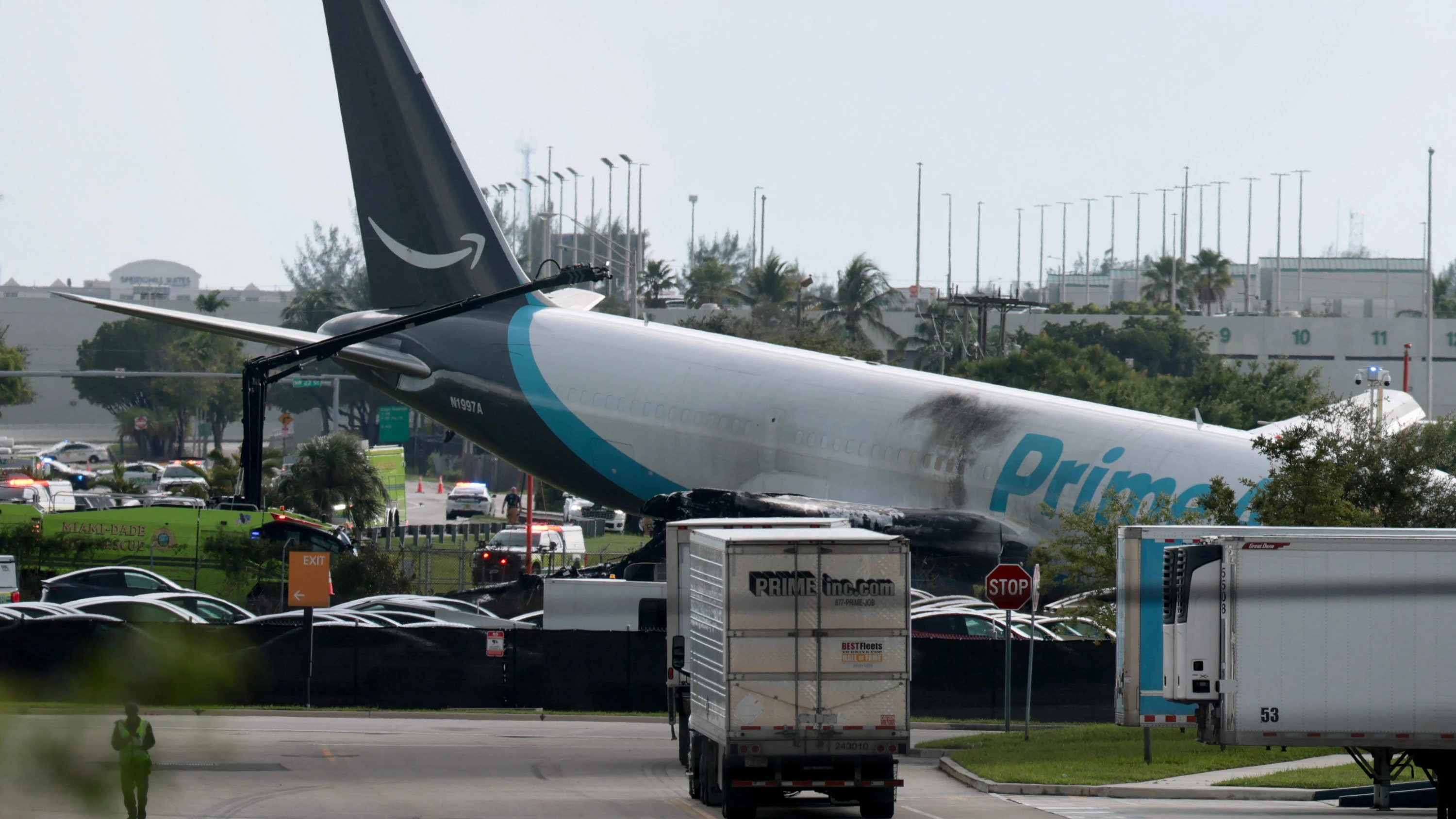 Flughafen in Miami: Frachtflugzeug schießt über Landebahn hinaus und fängt Feuer