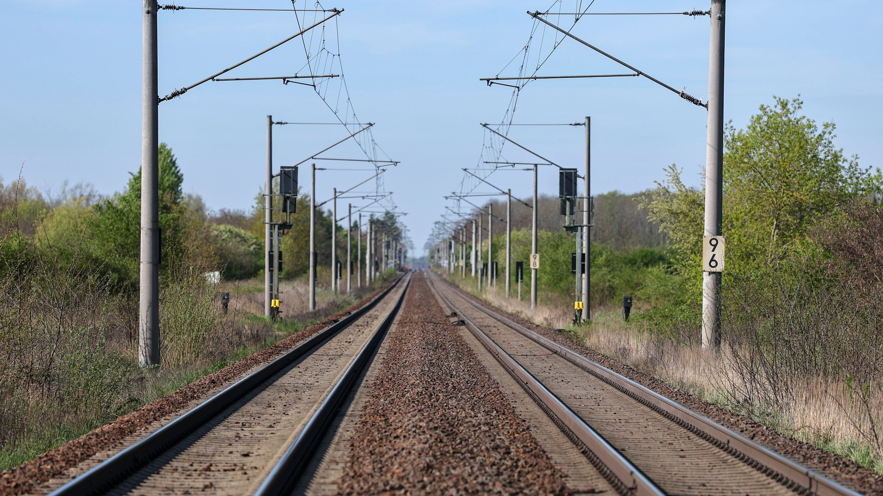 Leere Bahnstrecke: Der Vorschlag der Grünen stößt in ein Vakuum - dpa