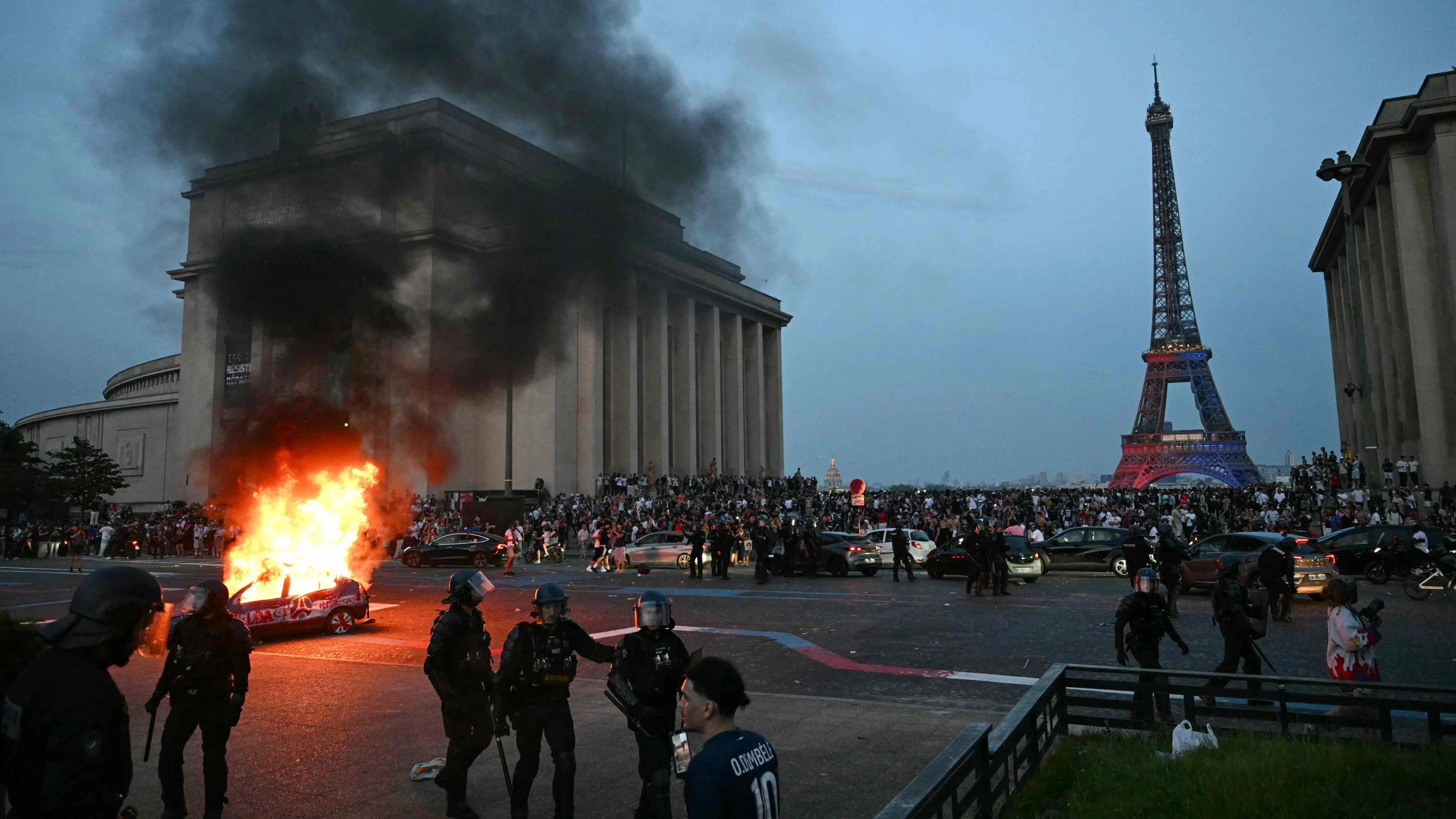 Ein brennendes Auto in Paris nach dem Sieg von PSG im Champions-League-Finale am Samstag - AFP