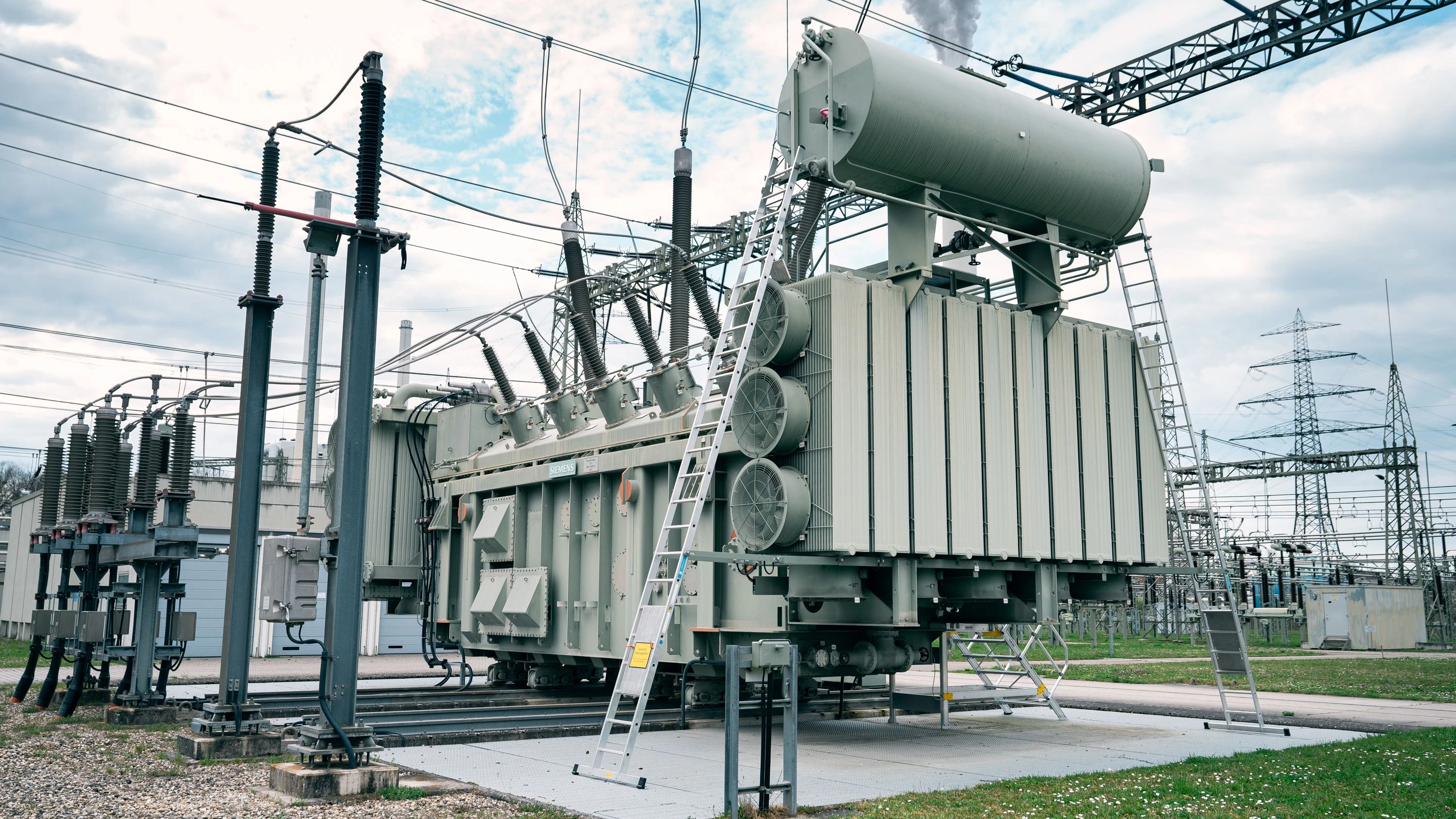 Fehlende Trafos: Wie der Hype um KI dem Stromnetz zusetzt Fehlende Trafos: Wie der Hype um KI dem Stromnetz zusetzt