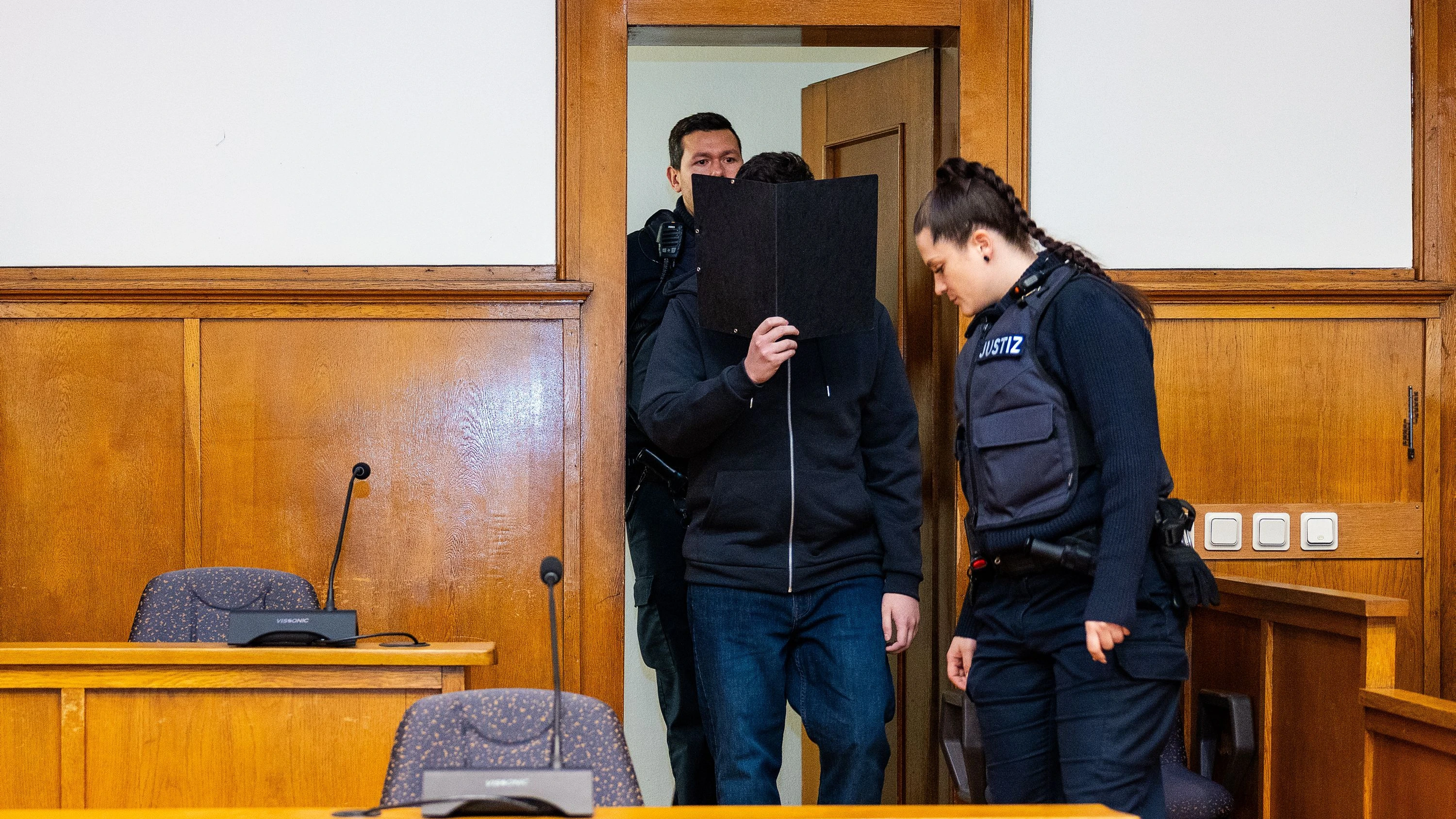 Polizist erschossen: Wie kam der Angeklagte an die Waffe?