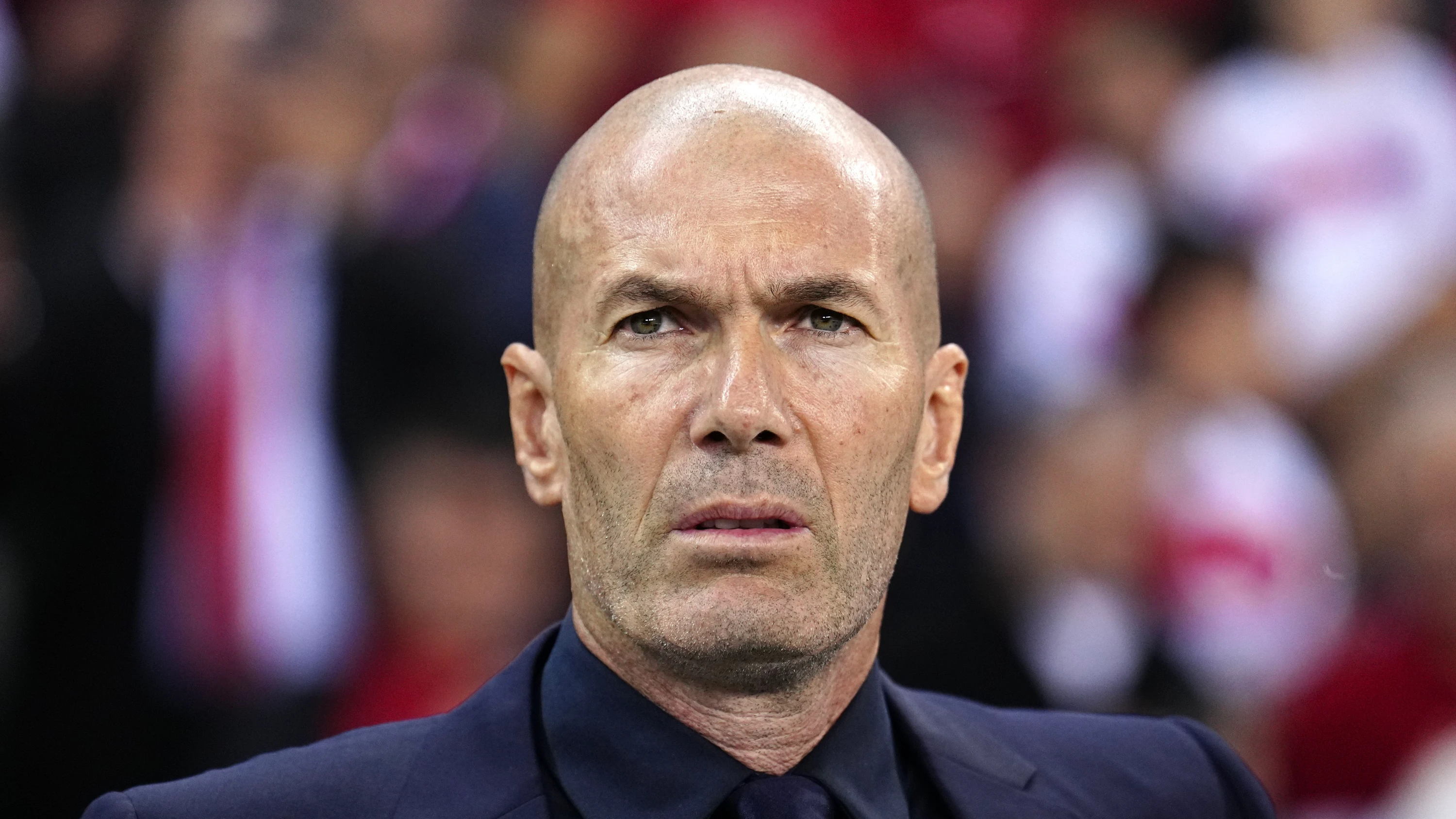 Zinedine Zidane im Zidane-Stil: Aufrecht an der Seitenlinie stehend - EPA