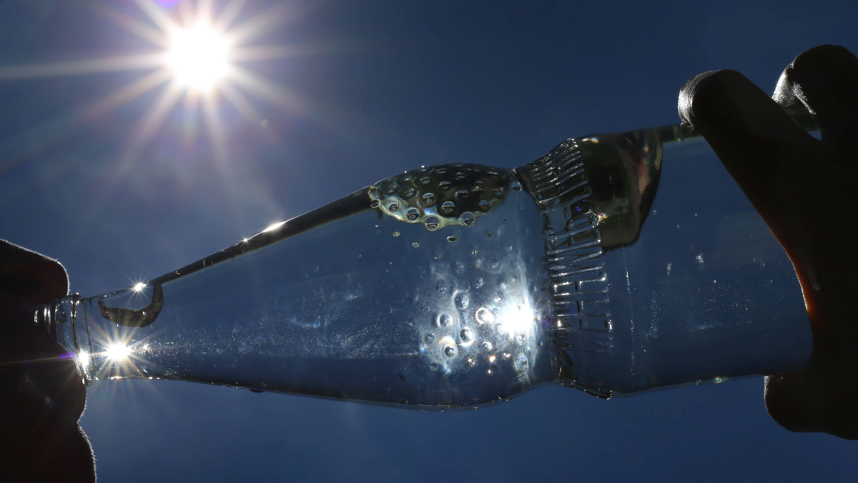Wichtig – und nicht gefährdet: Mineralwasser. - dpa
