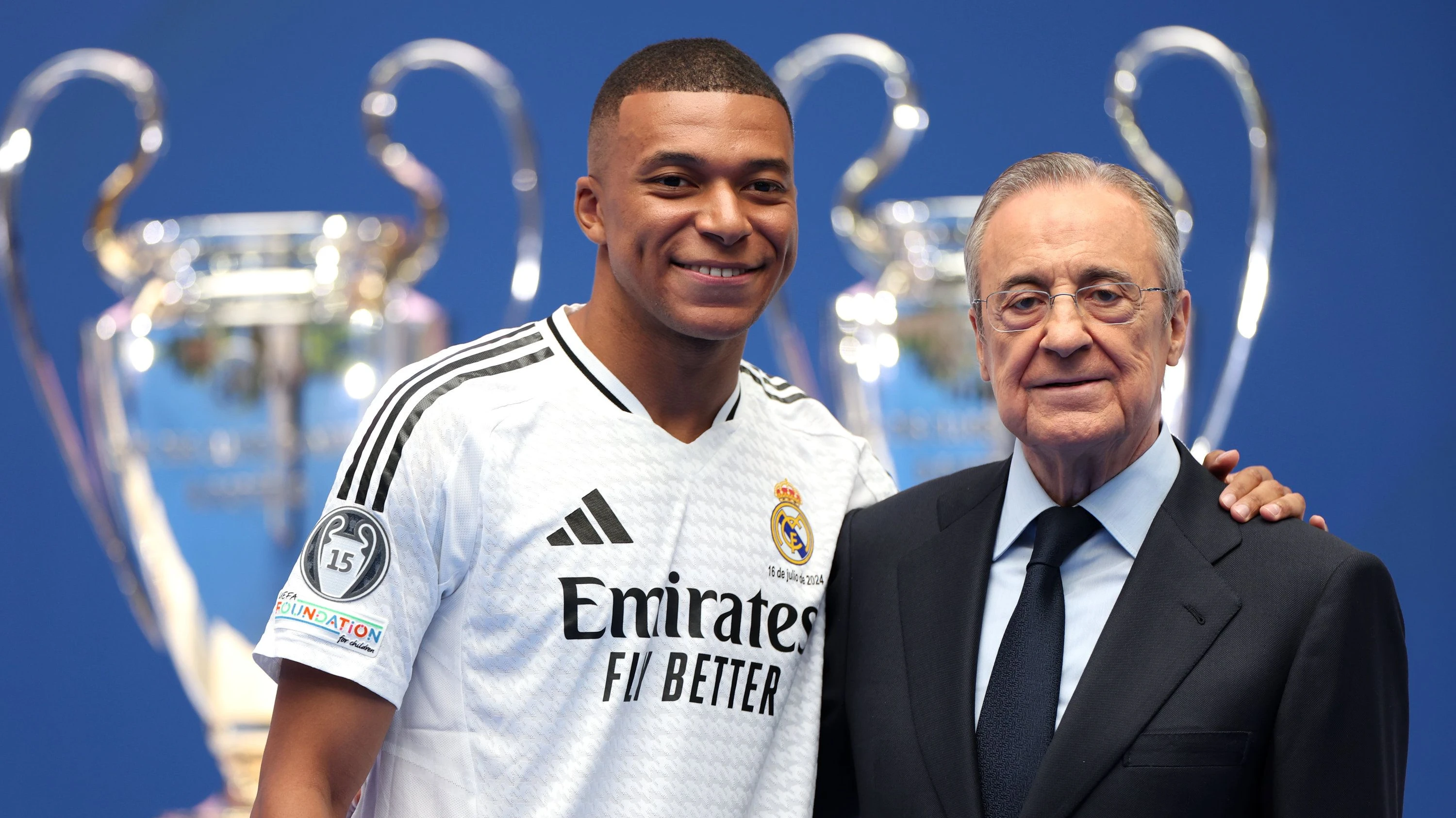 Real-Madrid-Präsident Florentino Perez (rechts) mit einem seiner Starspieler Kylian Mbappé. - dpa