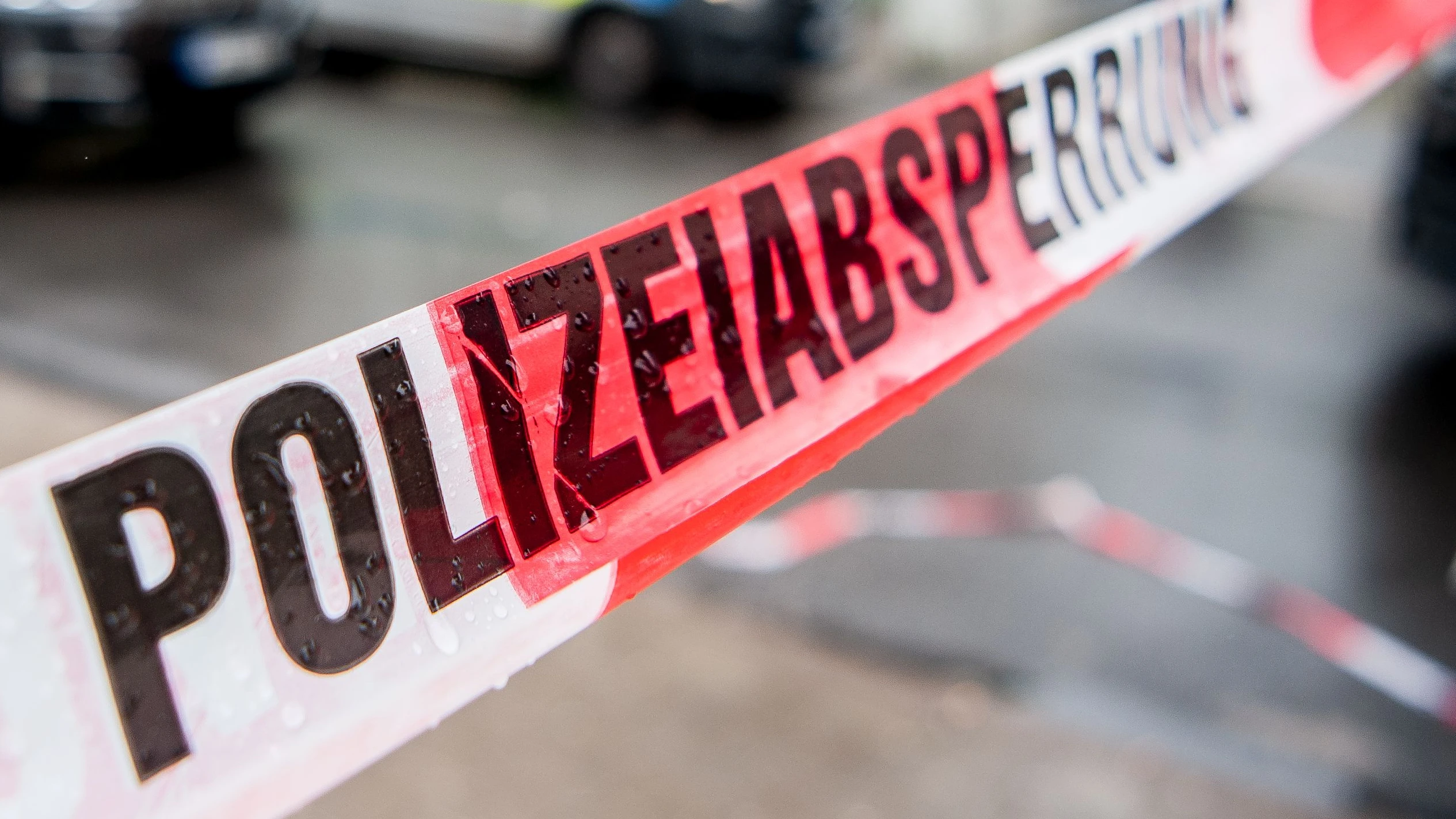 Fahndung nach mann mit Messer: Schwer verletzter Mann stirbt auf Straße