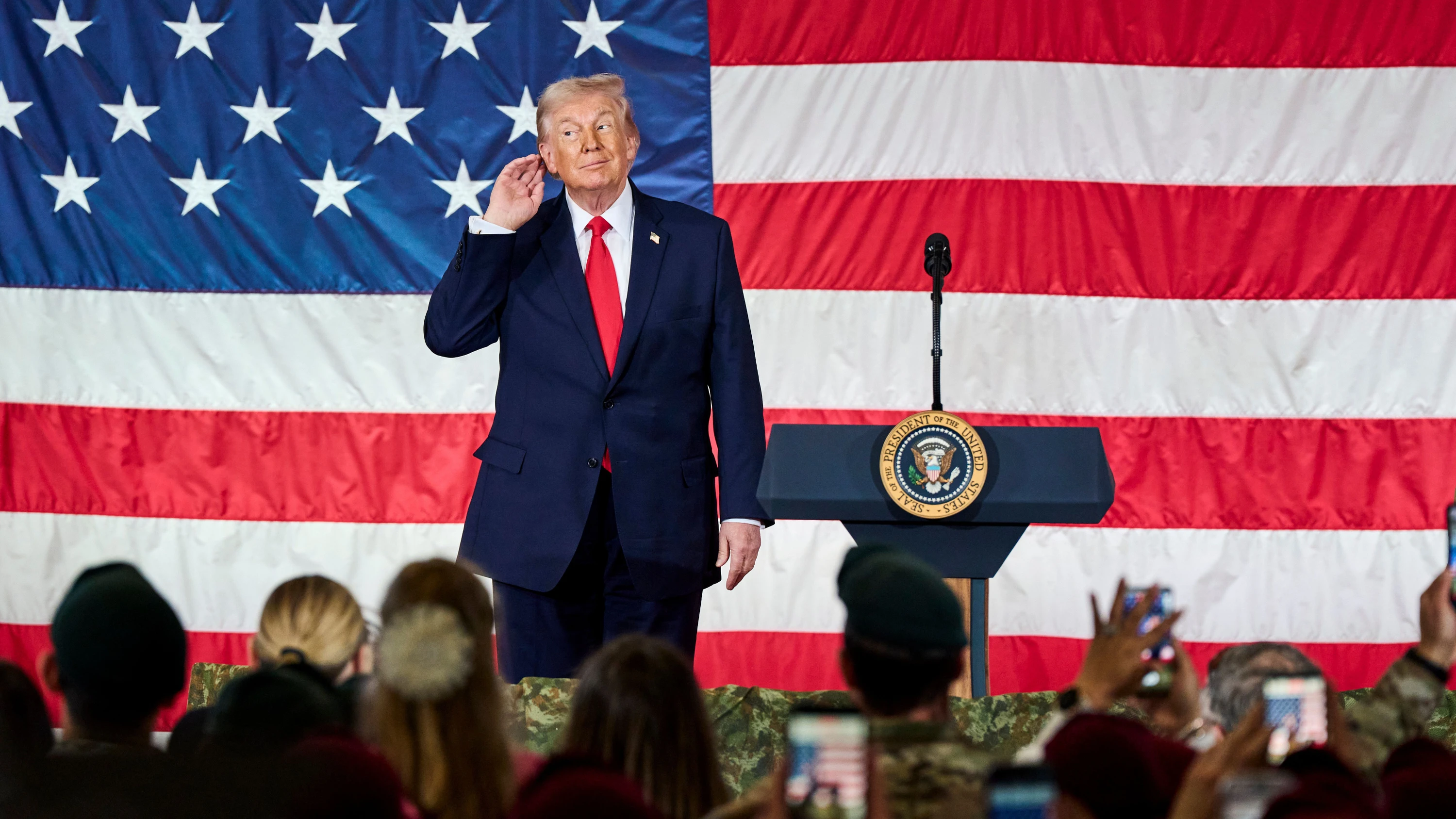 Bei einem Auftritt vor Soldaten in Fort Bragg im Februar dieses Jahres tut Donald Trump das, was er am besten kann: die Menge unterhalten. - AP