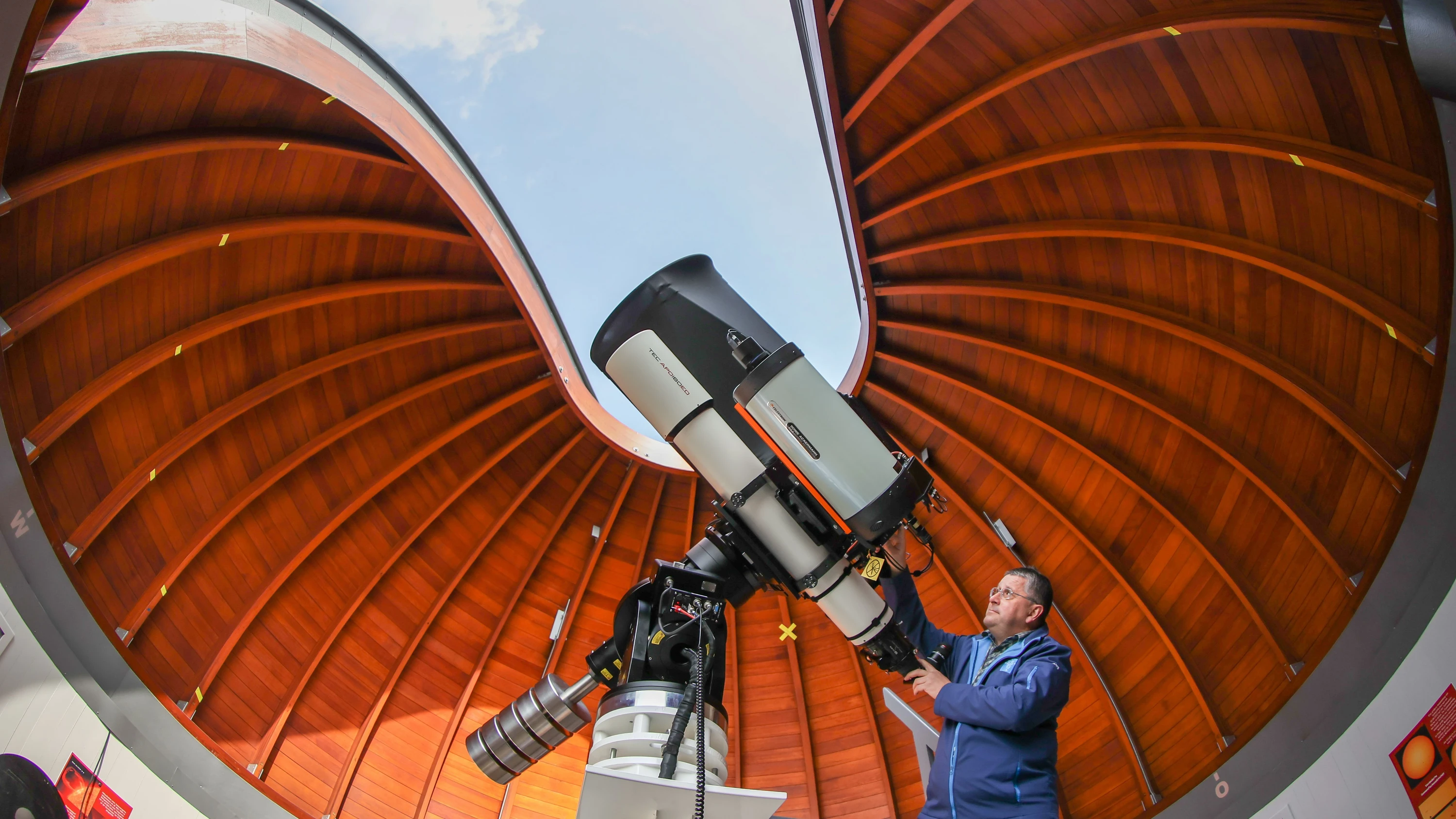 So sieht man es besonders gut: Olaf Graf, Leiter von Sternwarte und Planetarium in Rodewisch (Sachsen), richtet die Kombination aus Spiegelteleskop, Linsenteleskop und einem Astrographen in der drehbaren Holzkuppel ein. - dpa