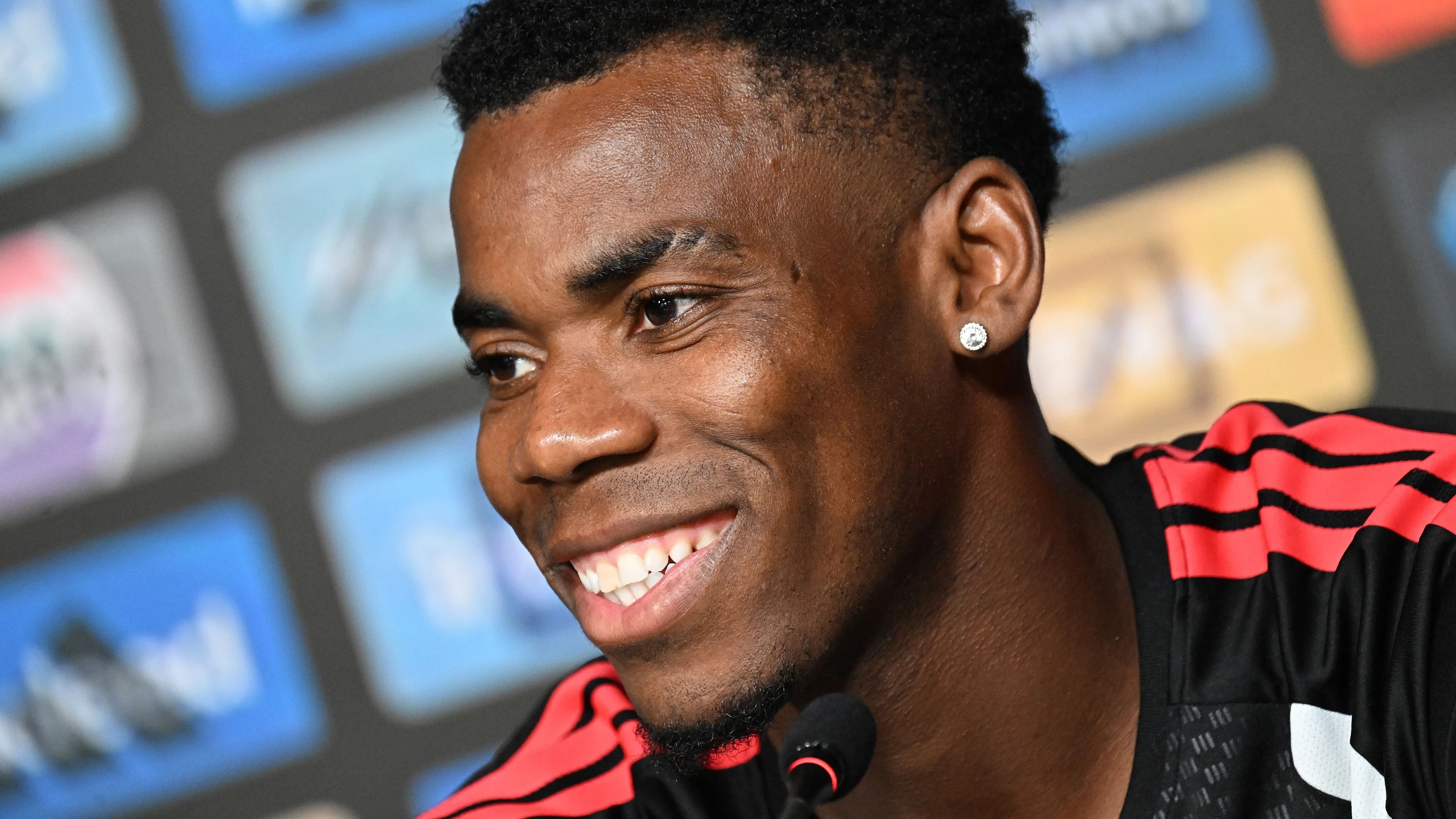 Fühlt sich wohl in Frankfurt: Raphael Onyedika bei seiner Vorstellung im Profi-Camp. - Huebner
