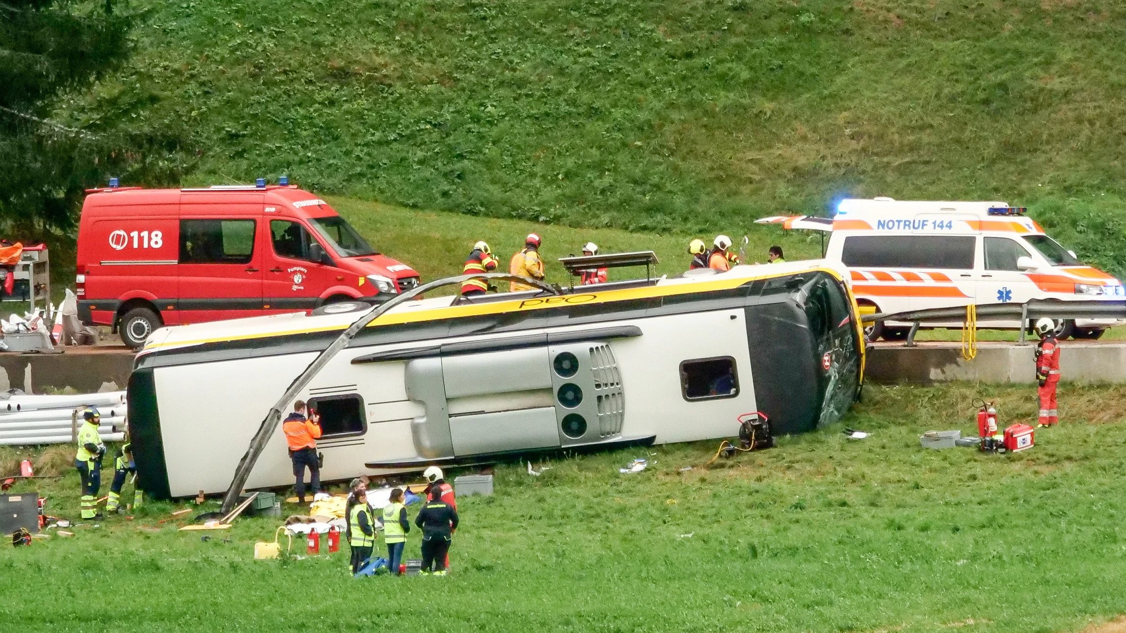 Der verunglückte Bus soll aus den Niederlanden stammen. - EPA