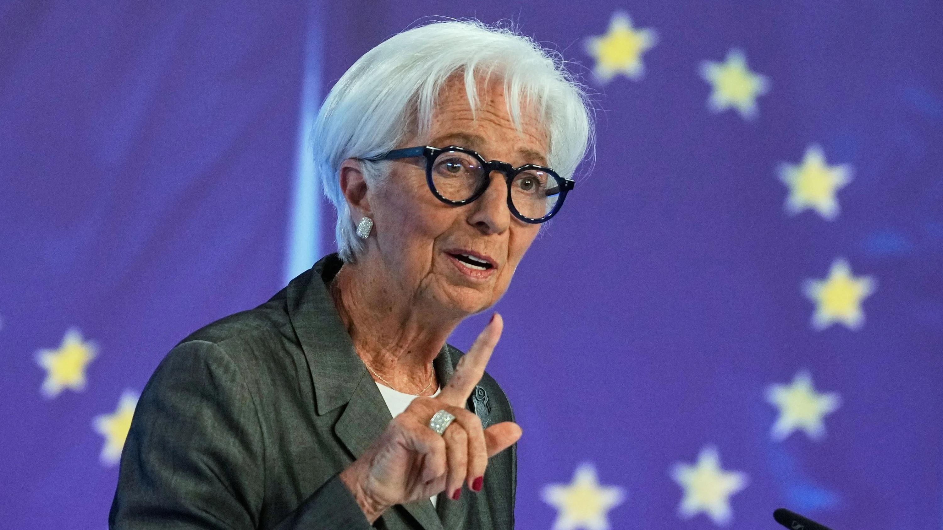 Leitzinsen unverändert: Vor der Sommerpause legt die EZB eine Zinspause ein Die Leitzinsen im Euroraum bleiben unverändert. Ob es im September zu einer Erhöhung kommt, ließ die EZB zunächst offen. Volkswirte begrüßen die Entscheidung der Europäischen Notenbank.