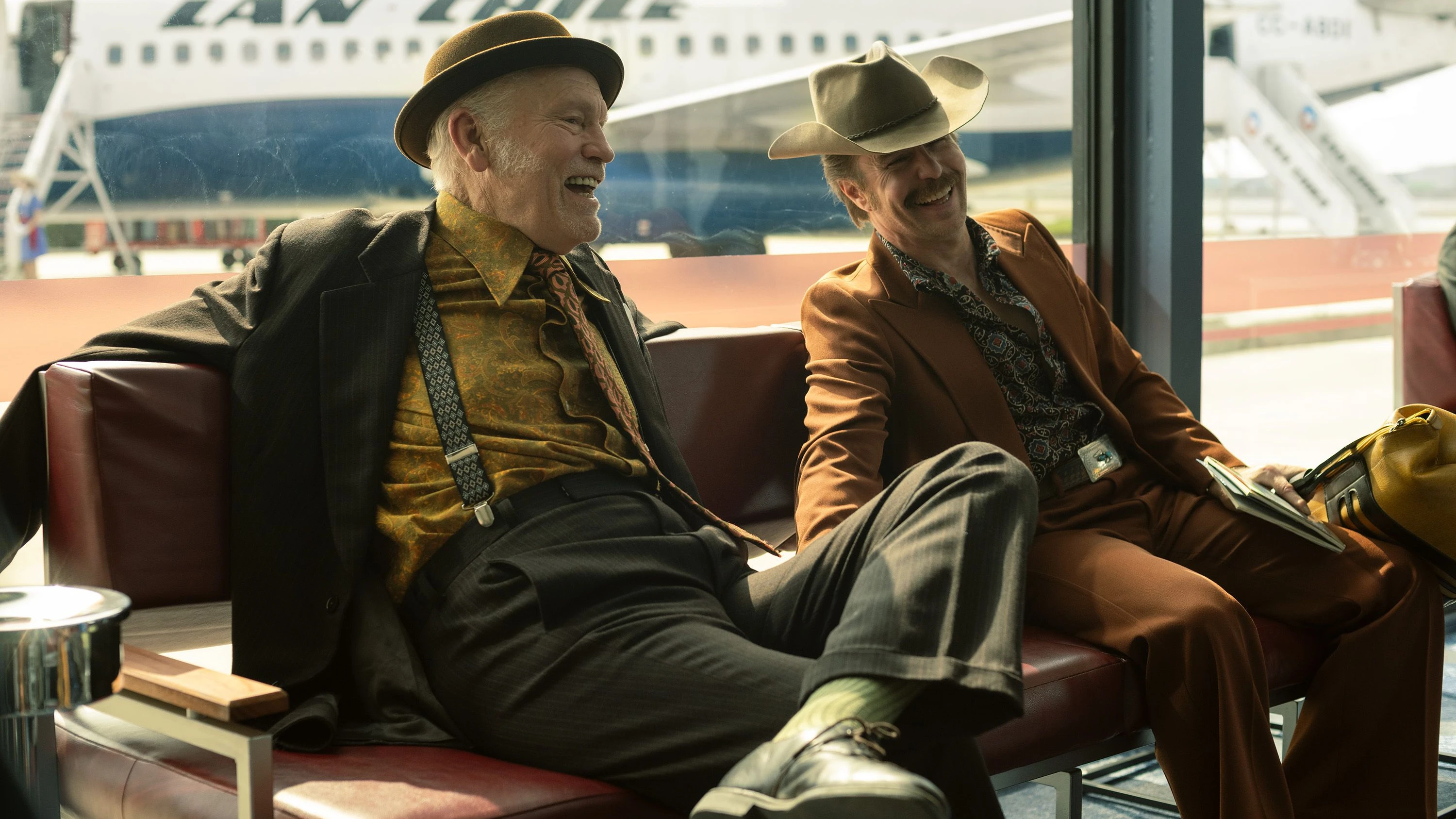 Im Prinzip zwei Banditen: John Malkovich und Sam Rockwell in dem Agentenfilm „Wild Horse Nine“ - Searchlight Pictures