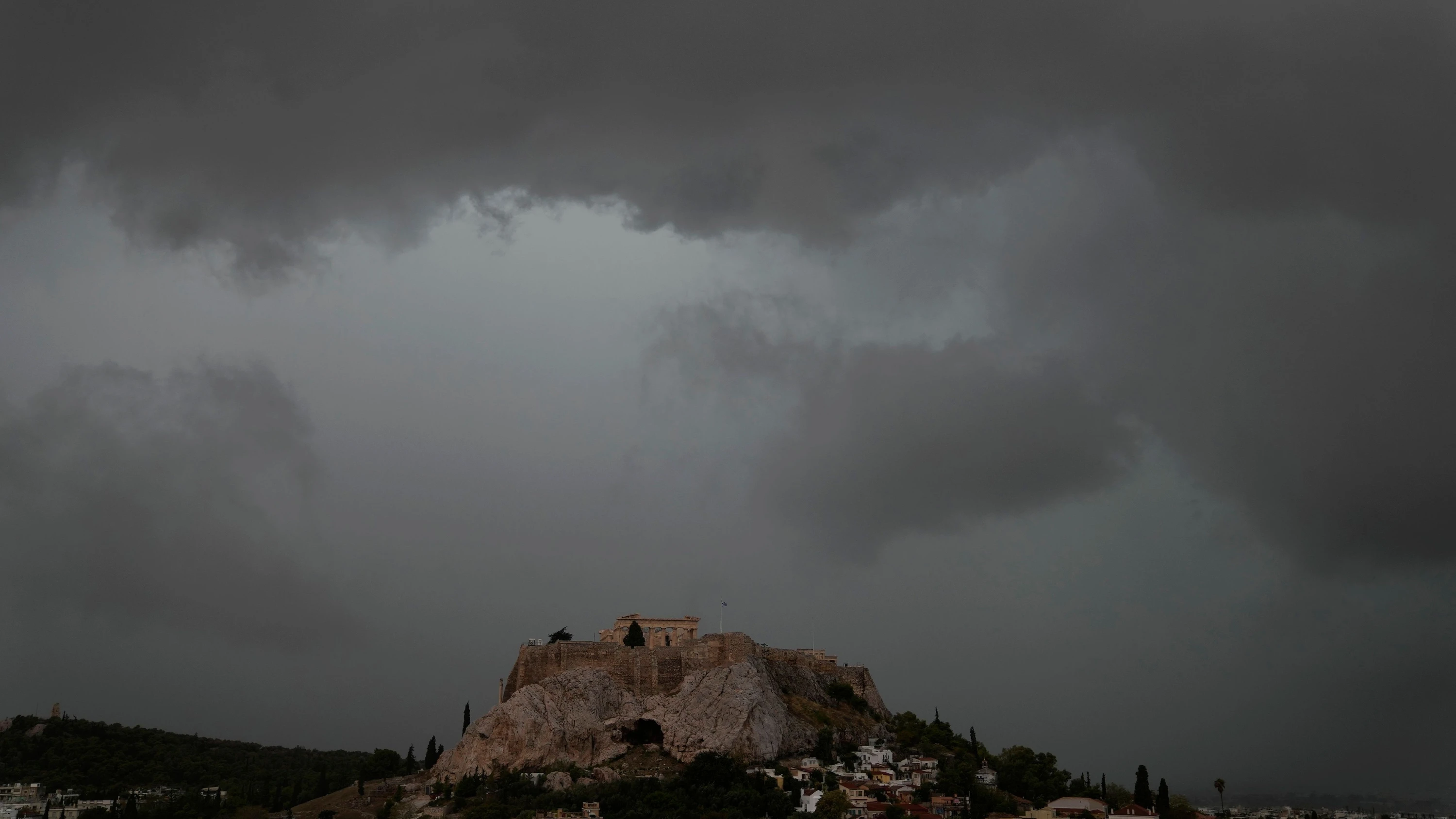 Graue Wolken bedecken den Himmel über dem Akropolis-Hügel während eines Regenschauers (Archivbild). - dpa