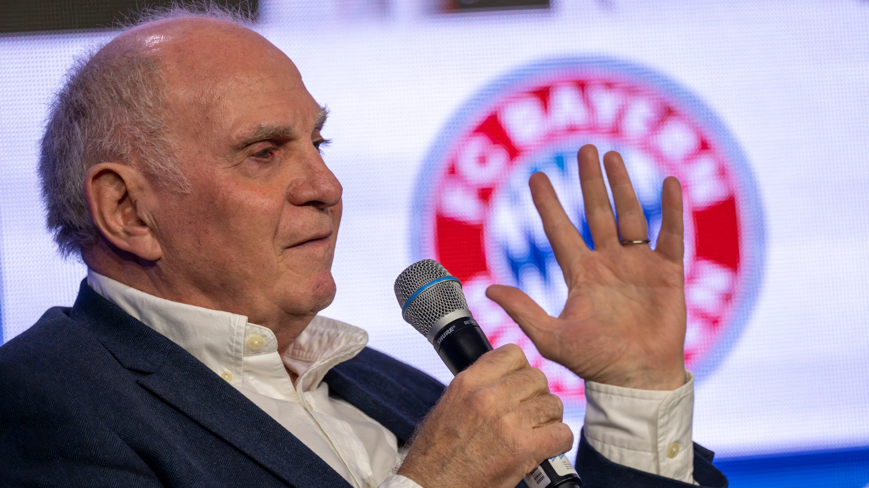 Außerhalb Münchens: Uli Hoeneß bestätigt Stadionpläne des FC Bayern