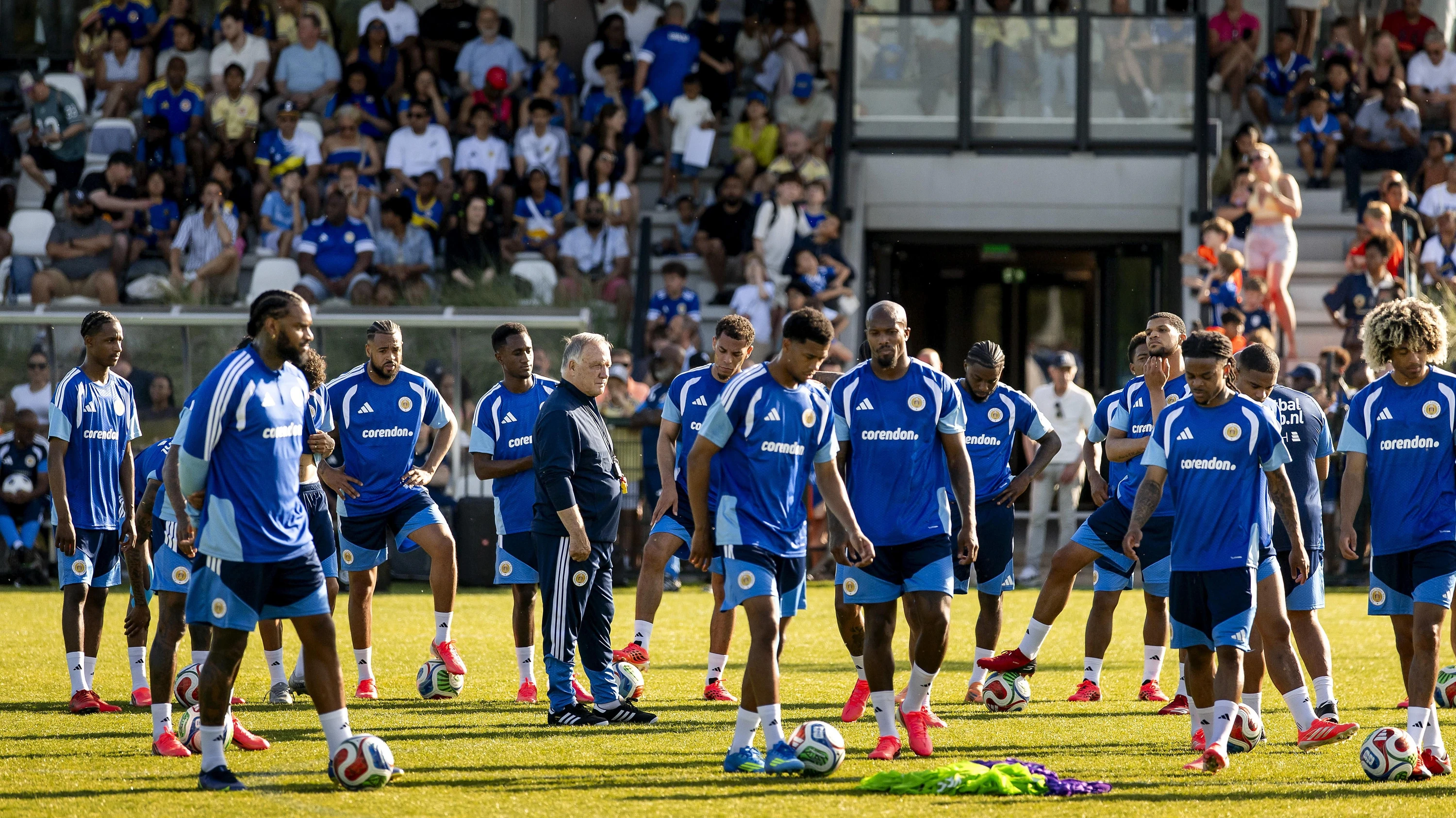 Fußball mit Musik: Das Team von Curaçao bei der WM-Vorbereitung in Holland - EPA