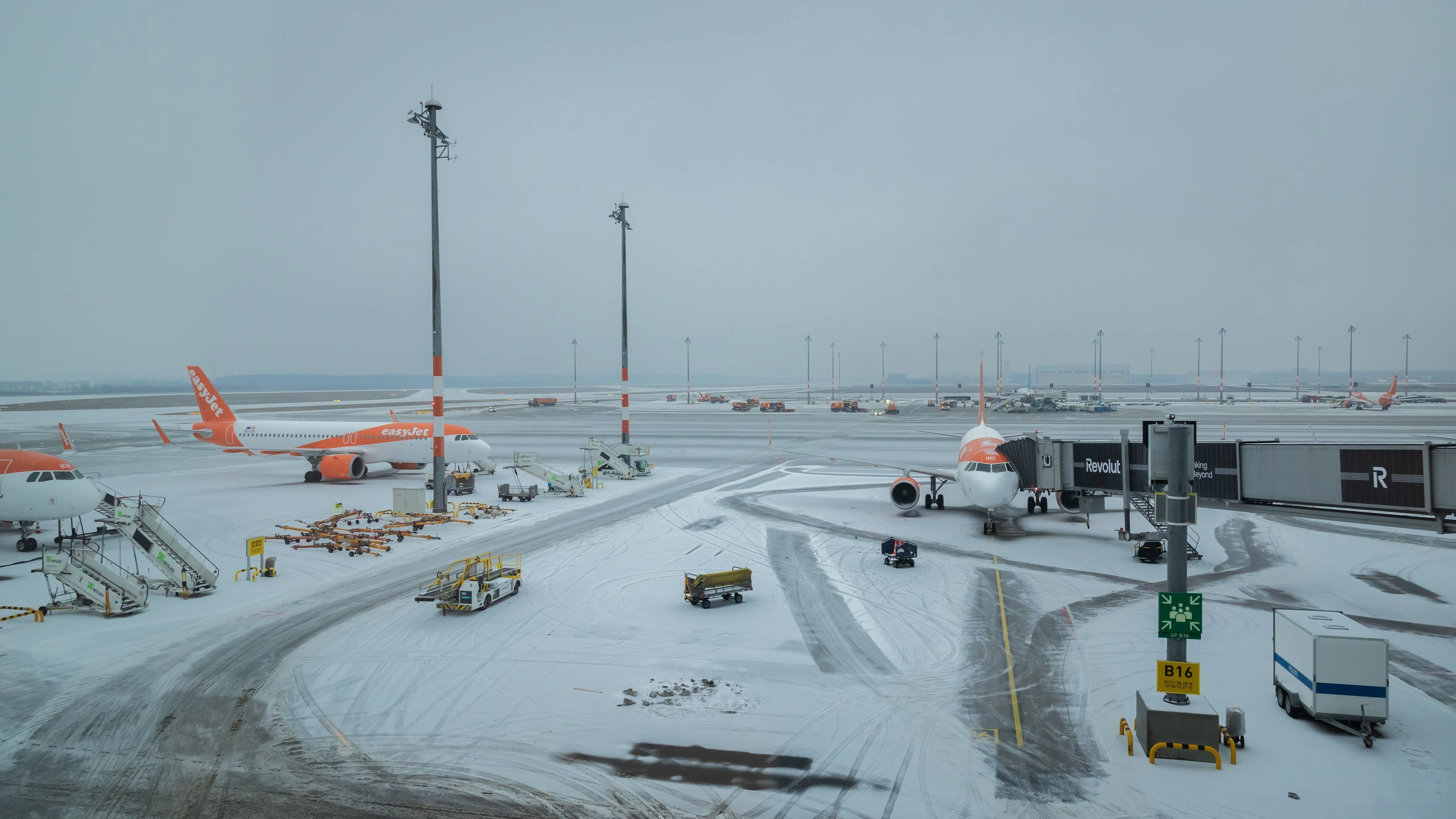 Wegen Blitzeis: Betrieb am Flughafen BER eingestellt: „Unsere Flächen sind spiegelglatt“