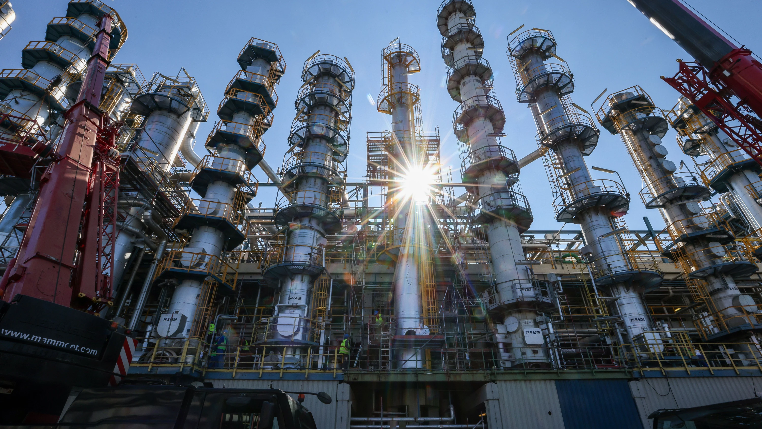 Die Chemieindustrie ordnet sich neu: Kolonne zur Phenolherstellung in Leuna. - dpa
