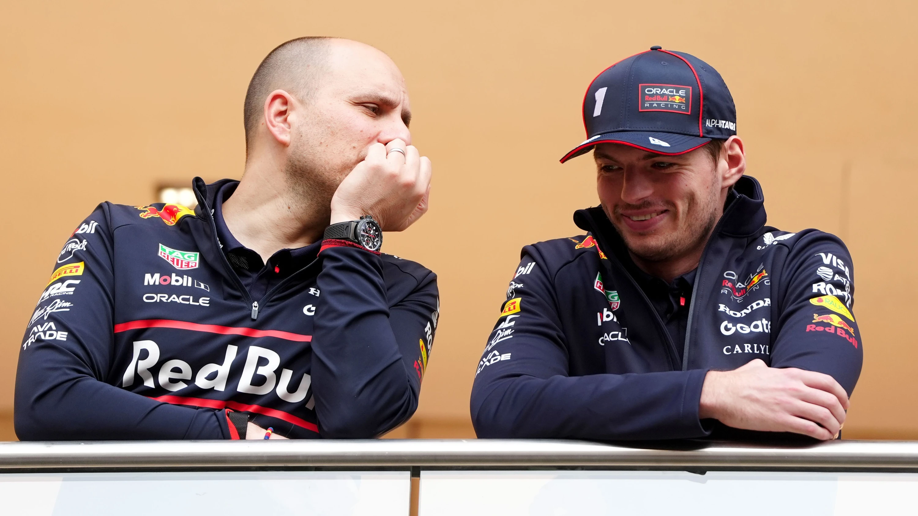 Von Gianpiero Lambiase (links) lässt sich sogar Weltmeister Max Verstappen steuern. - dpa