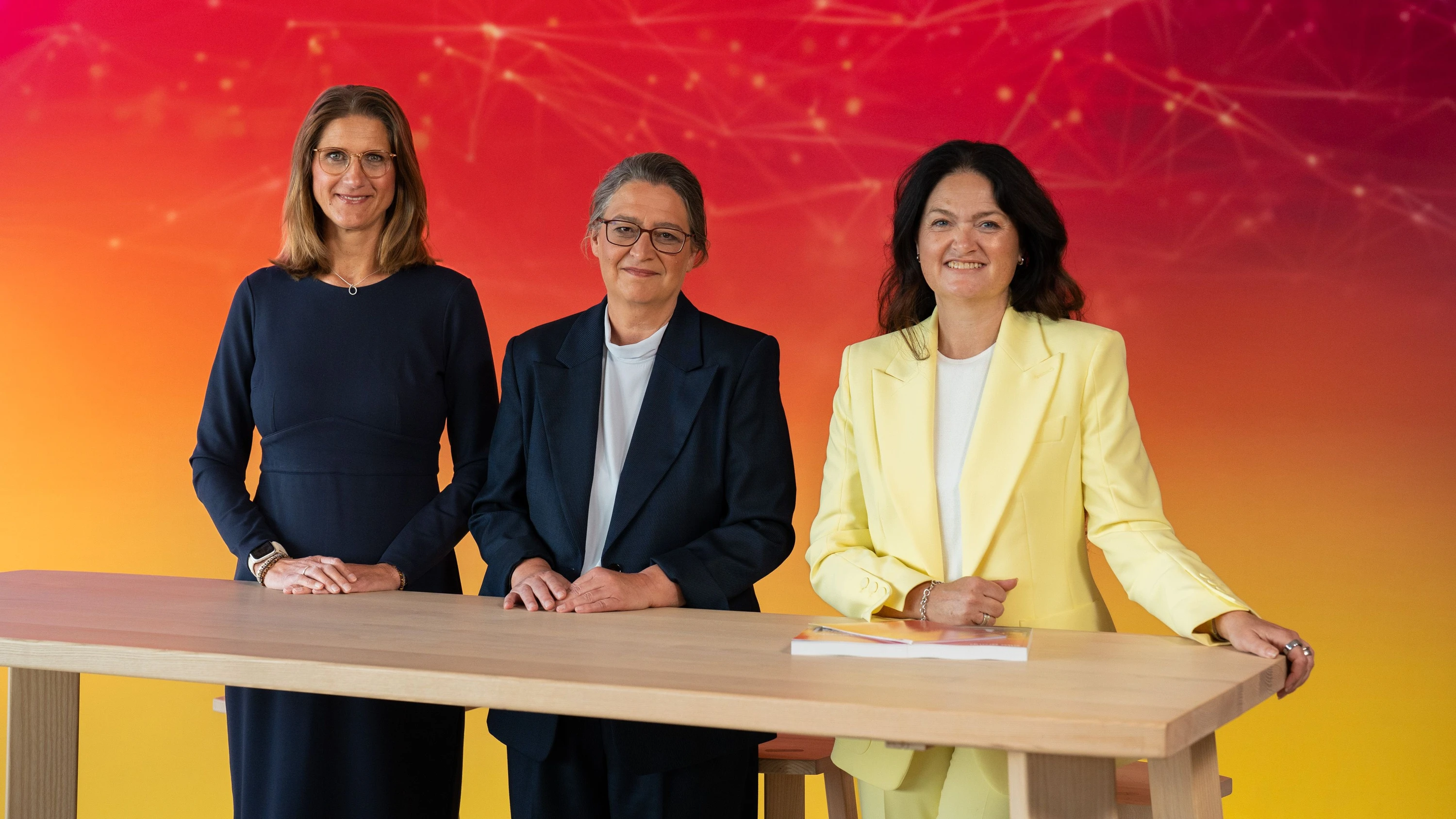 Die Otto Group hat gleich drei Spitzenpositionen mit Frauen neu besetzt: Finanzchefin Katy Roewer (l.), CEO Petra Scharner-Wolff (Mitte) und Kommunikationschefin Annette Siragusano (r.) - Otto Group