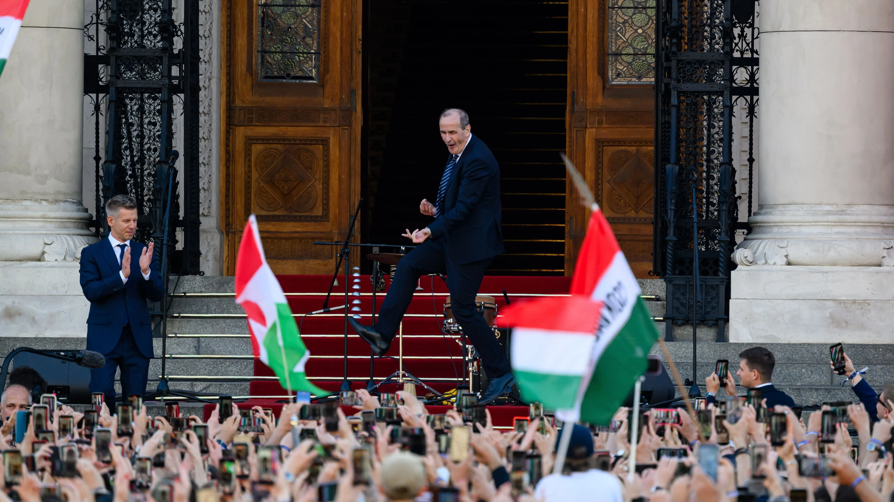 Bild: Nach dem Orban-Ende: Budapest zwischen Machtwechsel und Tanz-Show
