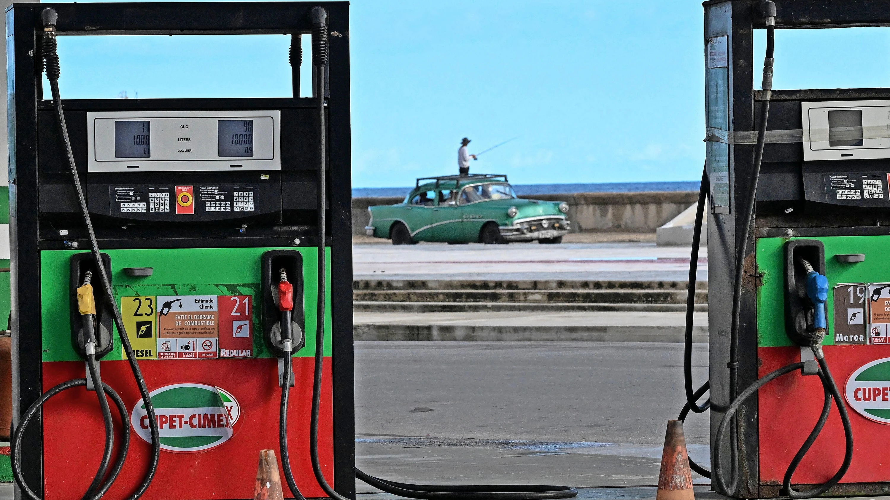 Kubas schwerste Krise?: Diesel zapfen sie aus dem Linienbus Kubas schwerste Krise?: Diesel zapfen sie aus dem Linienbus