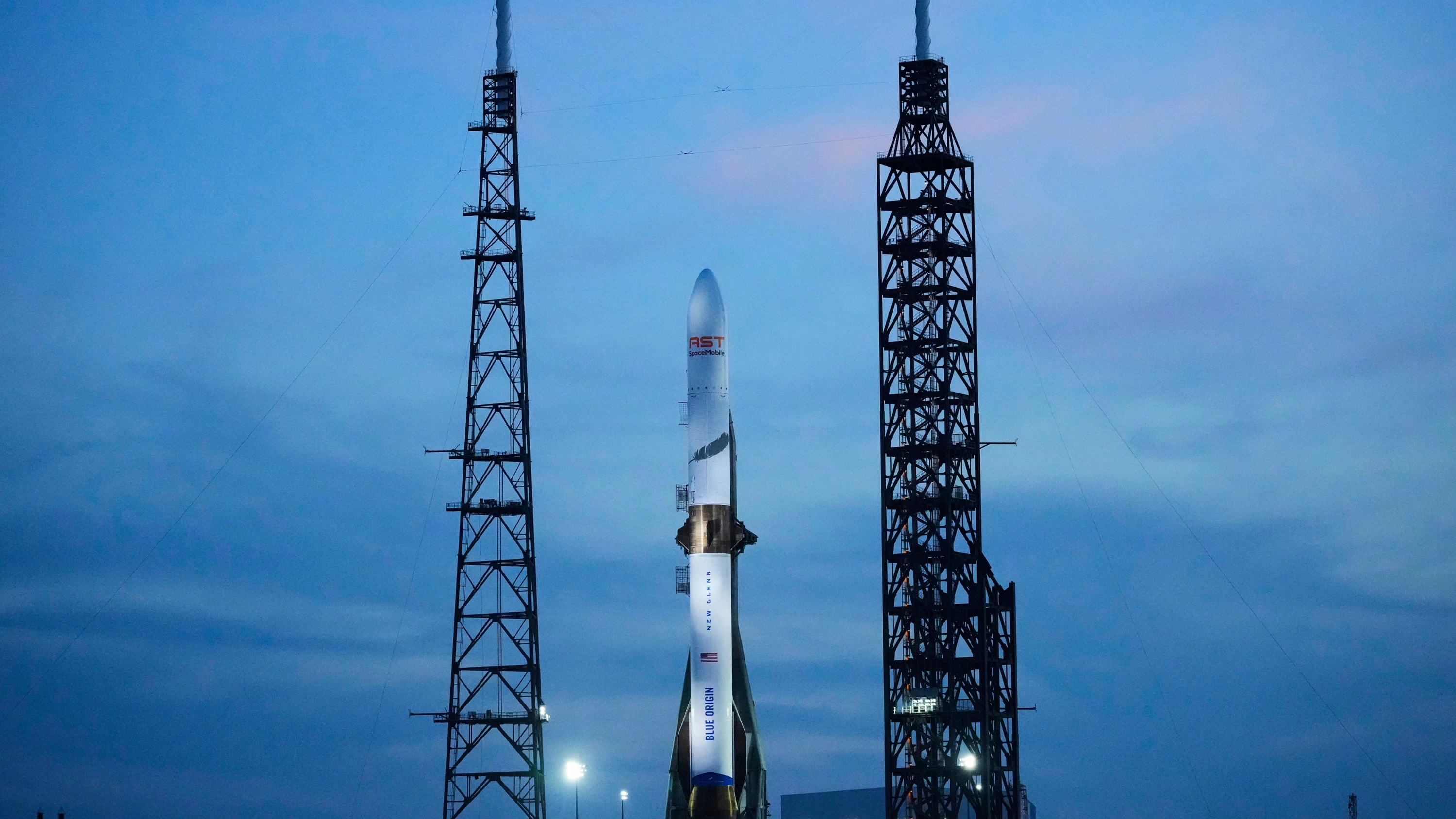 Die Blue Origin New Glenn Rakete steht auf der Cape Canaveral Space Force Station in Cape Canaveral, Florida, zum Start bereit (Archivbild) - dpa