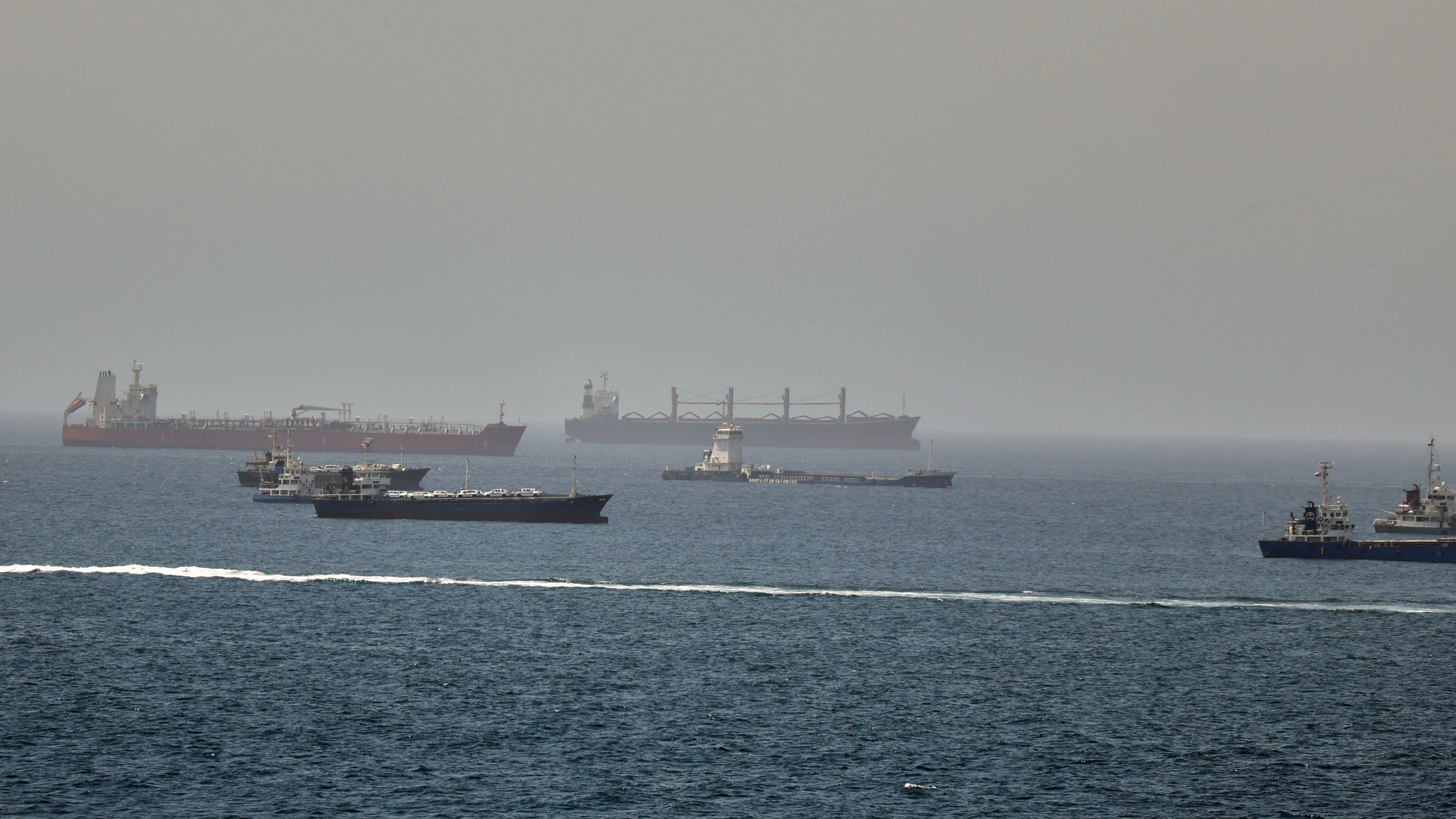 Tanker und Frachtschiffe sind im Golf von Oman, entlang der Schifffahrtsrouten zwischen der Straße von Hormus und dem Arabischen Meer, zu sehen. - dpa