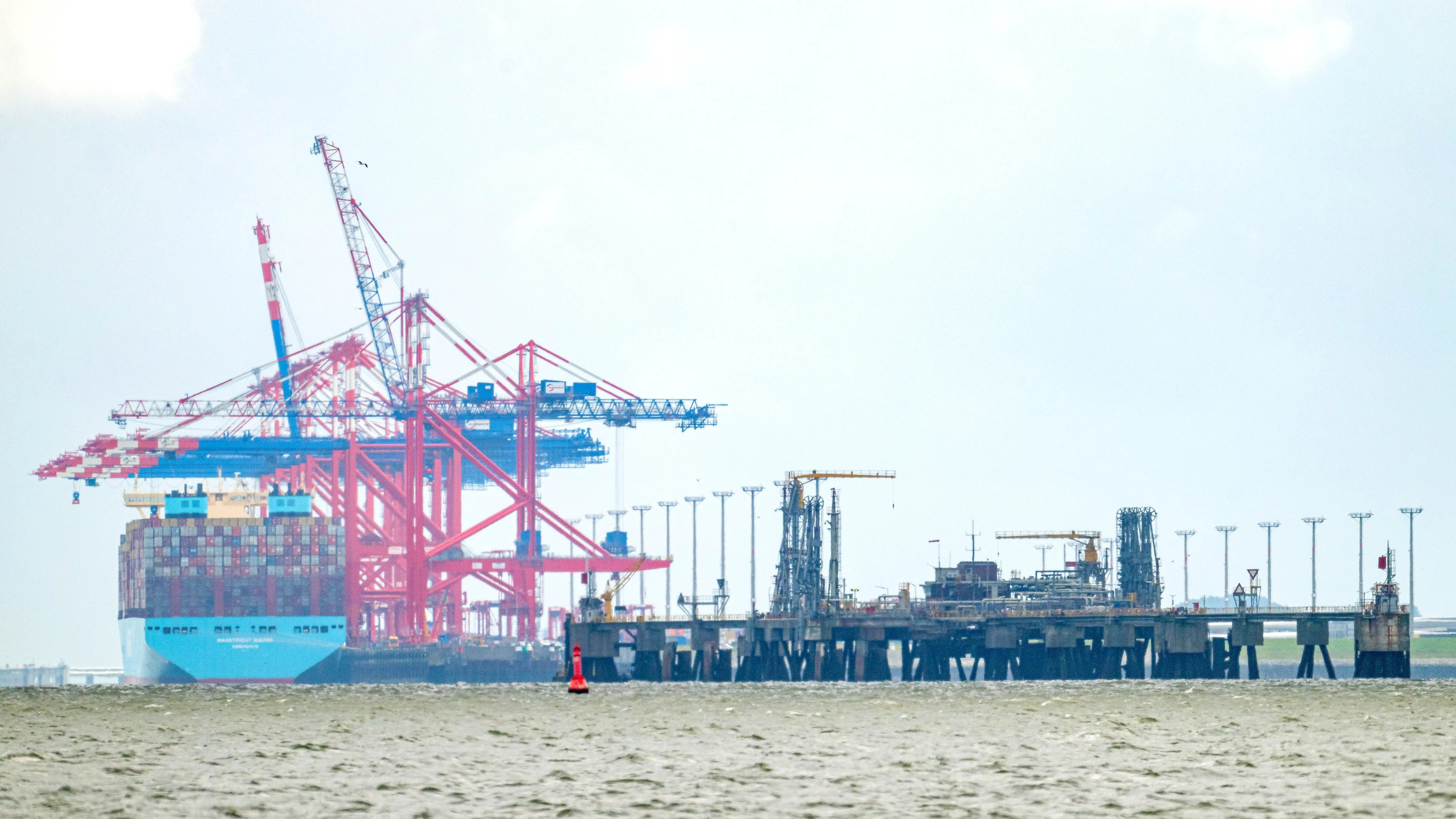 Blick auf die Baustelle für einen Anleger, der für ein zweites LNG-Terminal benötigt wird. - dpa