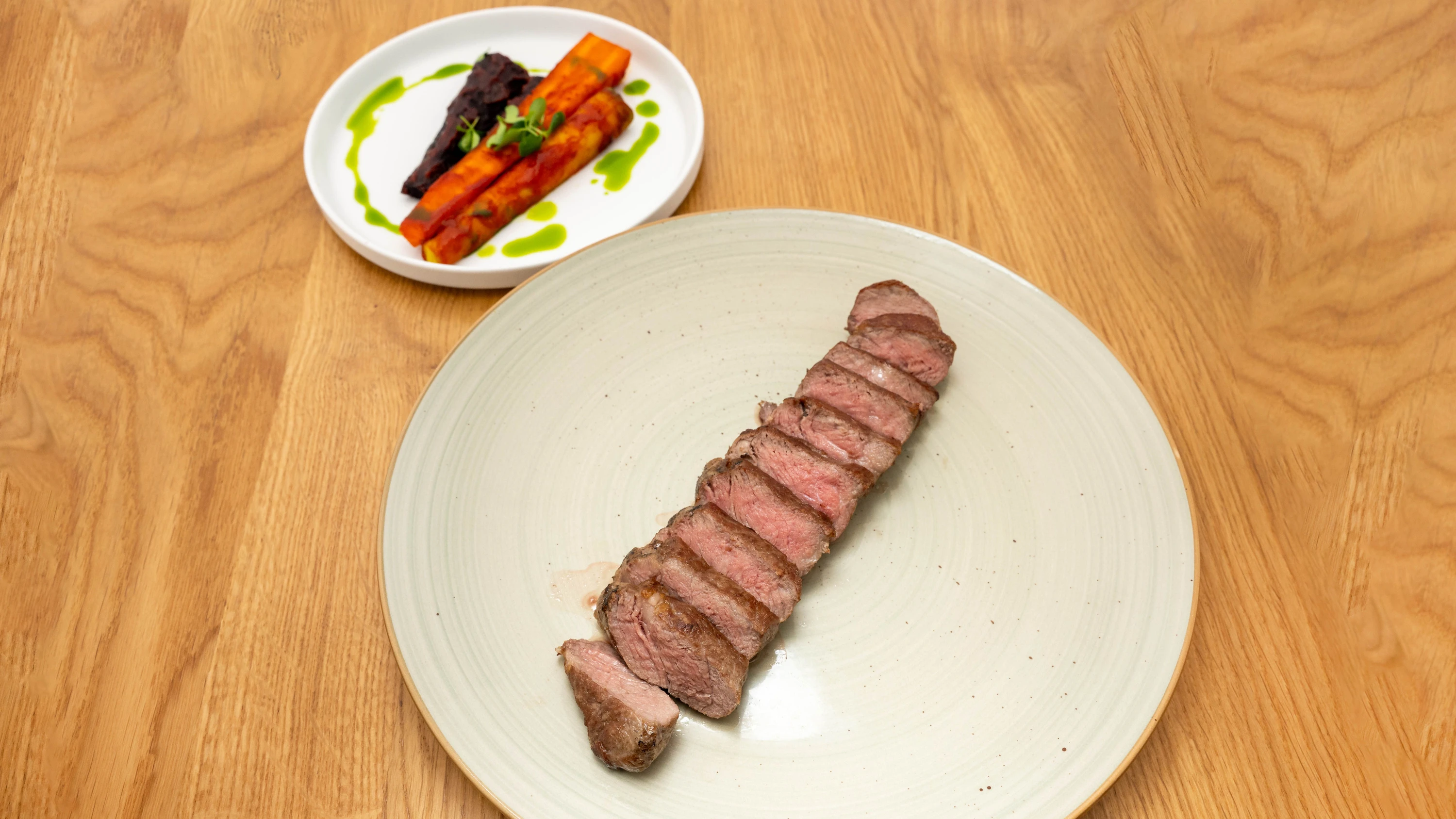 „Cut & Cork“ in Wiesbaden: Gute Weine, bestes Fleisch, überschaubare Beilagen