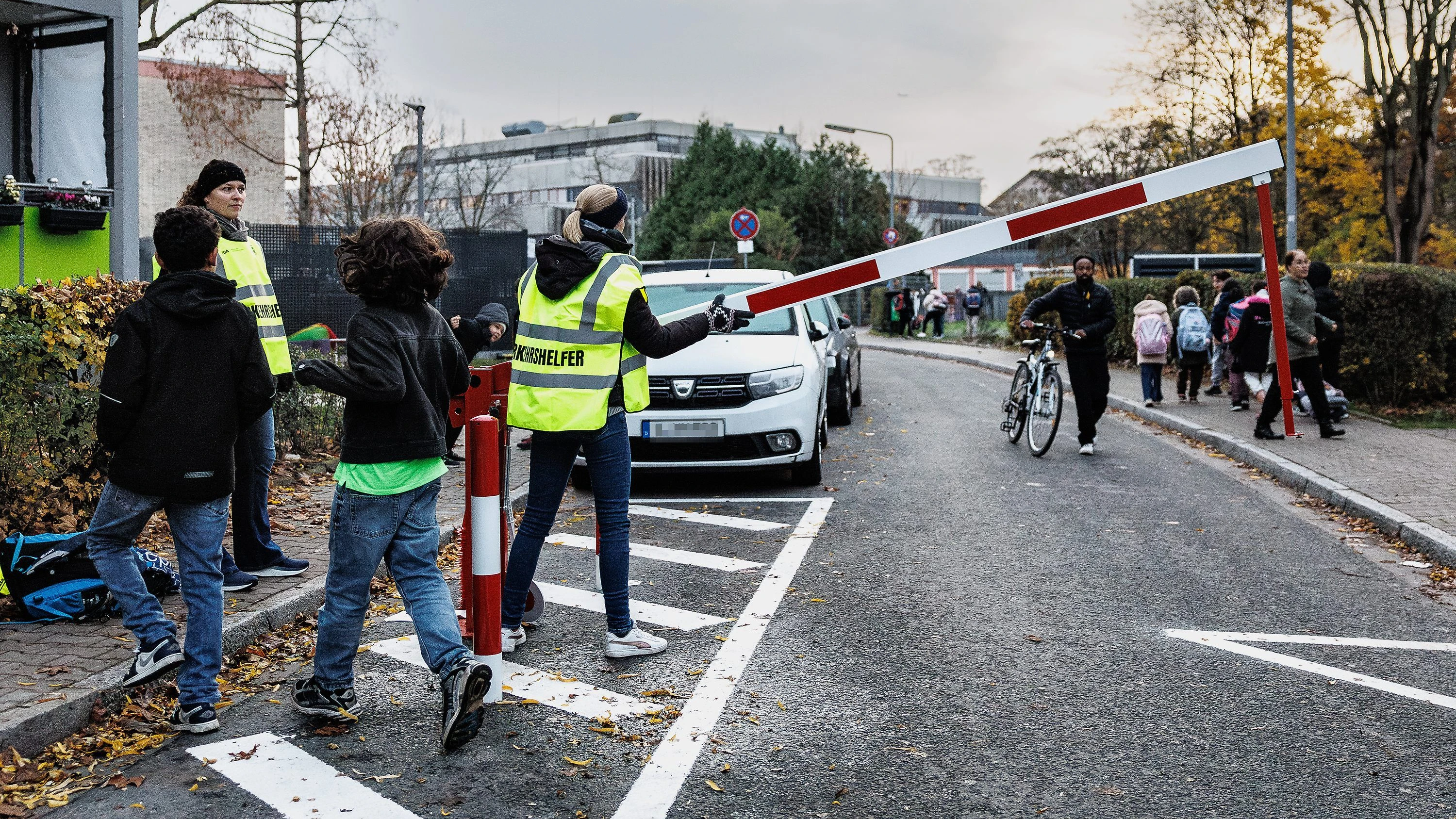 Pilotprojekt: Frankfurt sperrt Elterntaxis vor Schulen aus