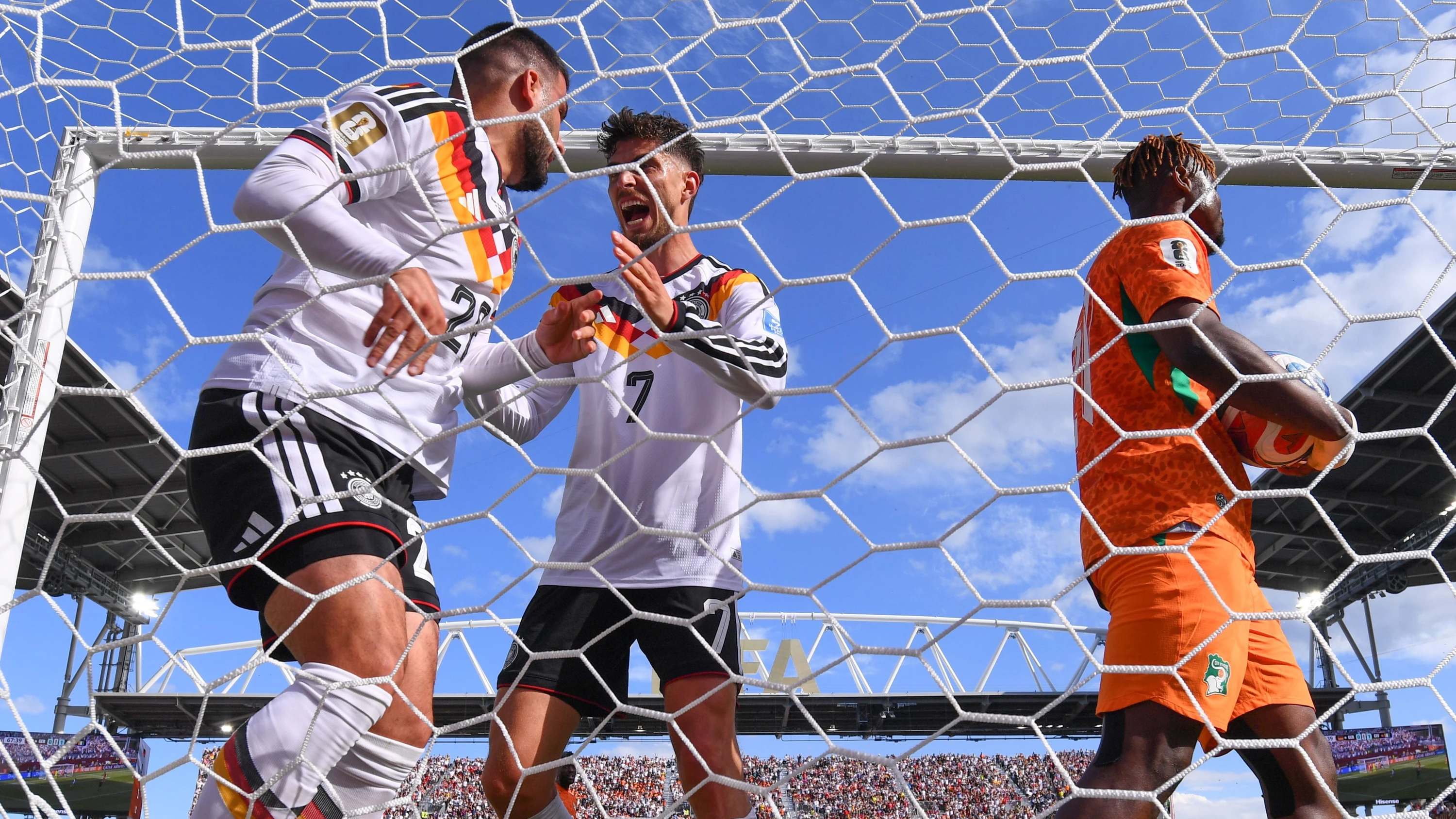 Termine, TV-Sender, Stadien: Spielplan der Fußball-WM 2026 in den USA, Kanada und Mexiko Die Fußball-WM 2026 findet in den USA, Kanada und Mexiko statt. Vom 11. Juni bis 19. Juli stehen 104 Spiele an. Hier finden Sie alle Infos zu Anstoßzeiten, Spielorten, Gruppen, Terminen und TV-Sendern.