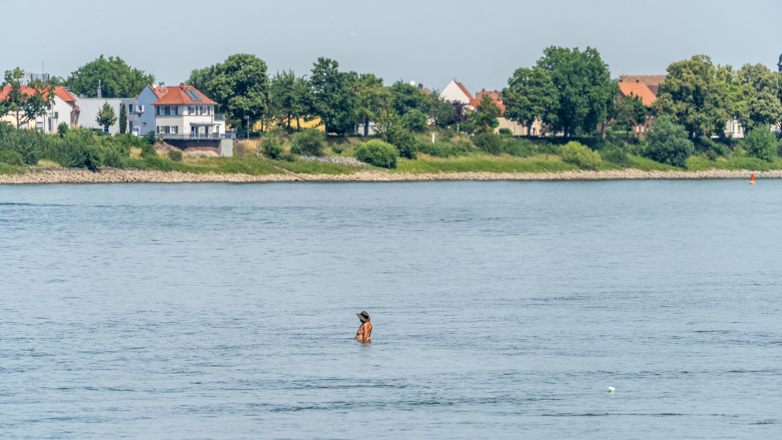 Hier verunglückten am Samstag drei Männer, aber er kenne den Rhein und seine Gefahren, sagt dieser Schwimmer, der am Sonntag bei Biblis am Rhein ein Bad nimmt. - dpa