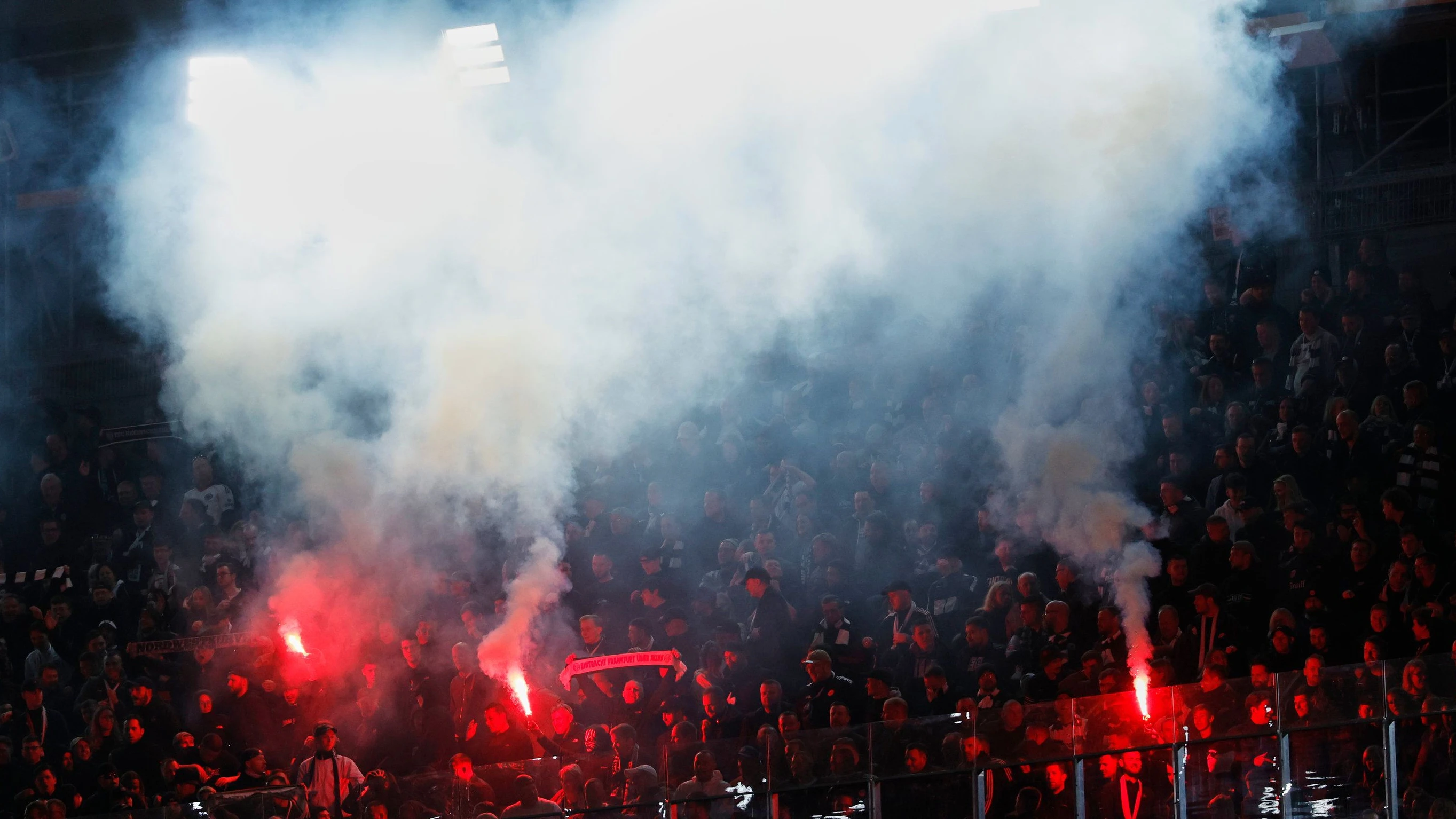 Randale und Pyrotechnik: Führung von Eintracht Frankfurt rügt die eigenen Fans