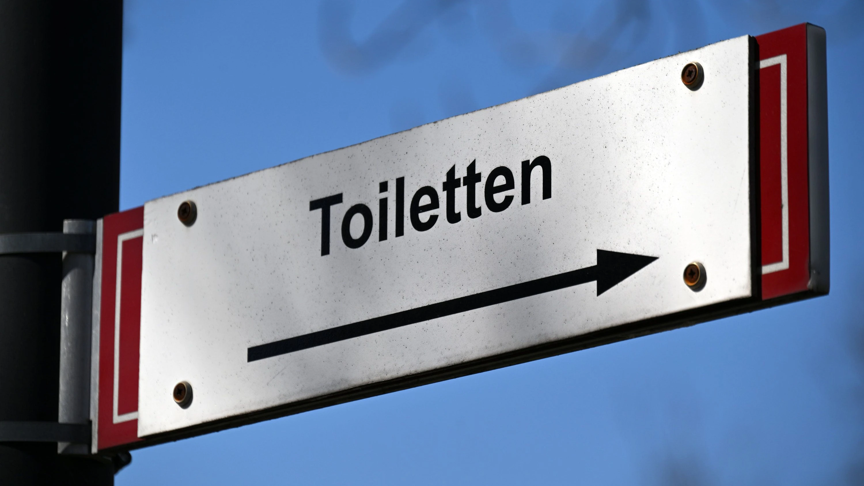 Papier auf der Klobrille: Hygiene-Tipps für öffentliche Toiletten