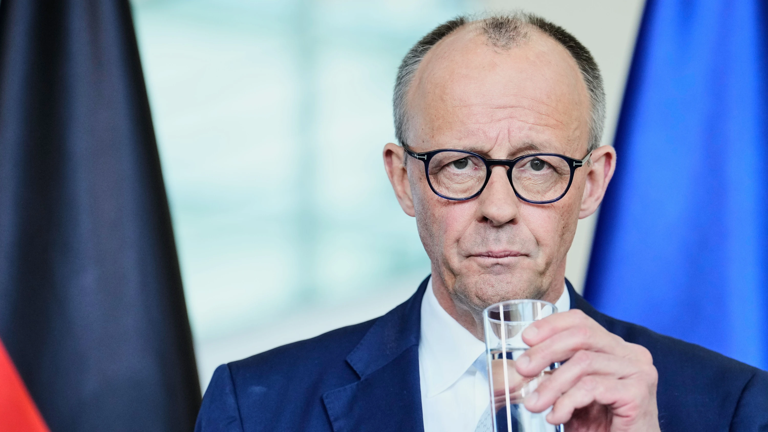 friedrich-merz-spricht-auf.webp