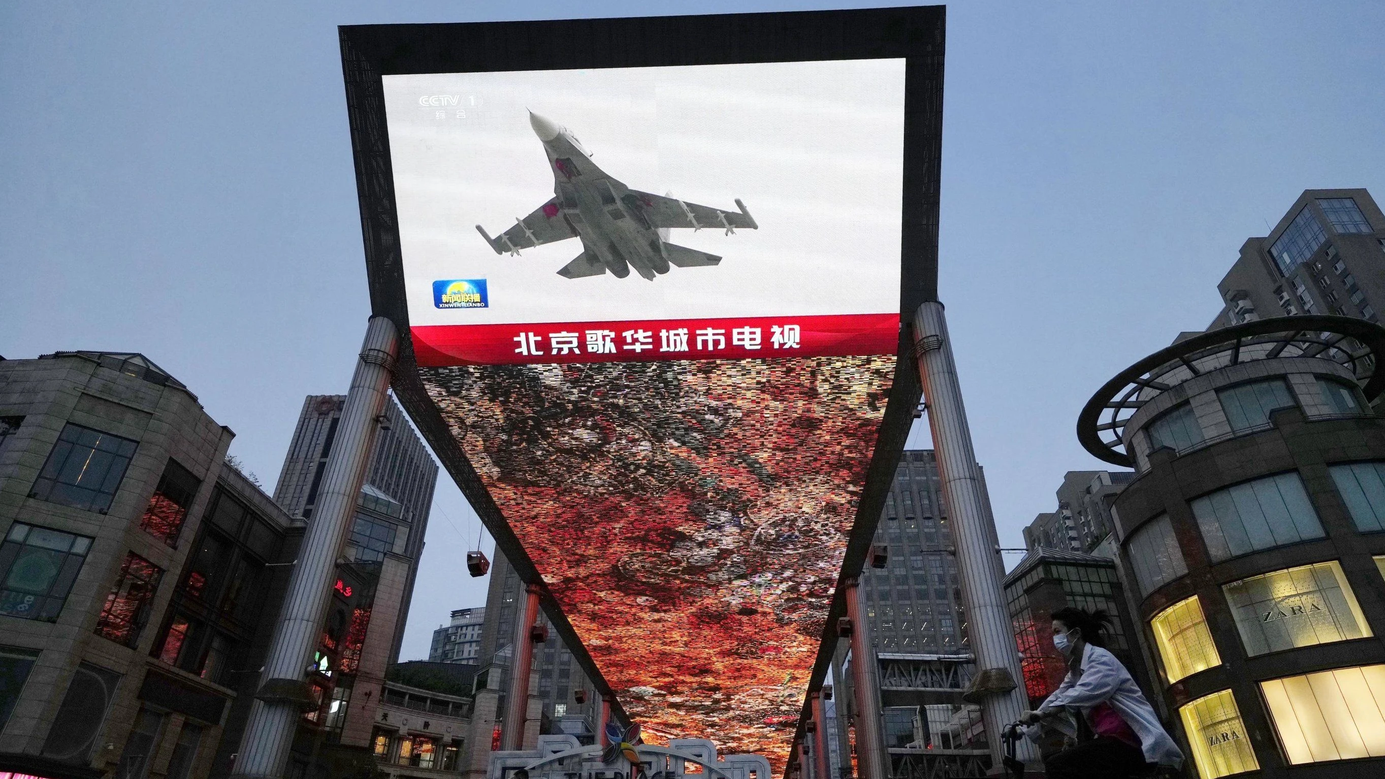 Auf einem Großbildschirm in Peking ist die Nachricht zu sehen, dass Chinas Militär eine zweitägige Übung rund um Taiwan begonnen hat. - dpa