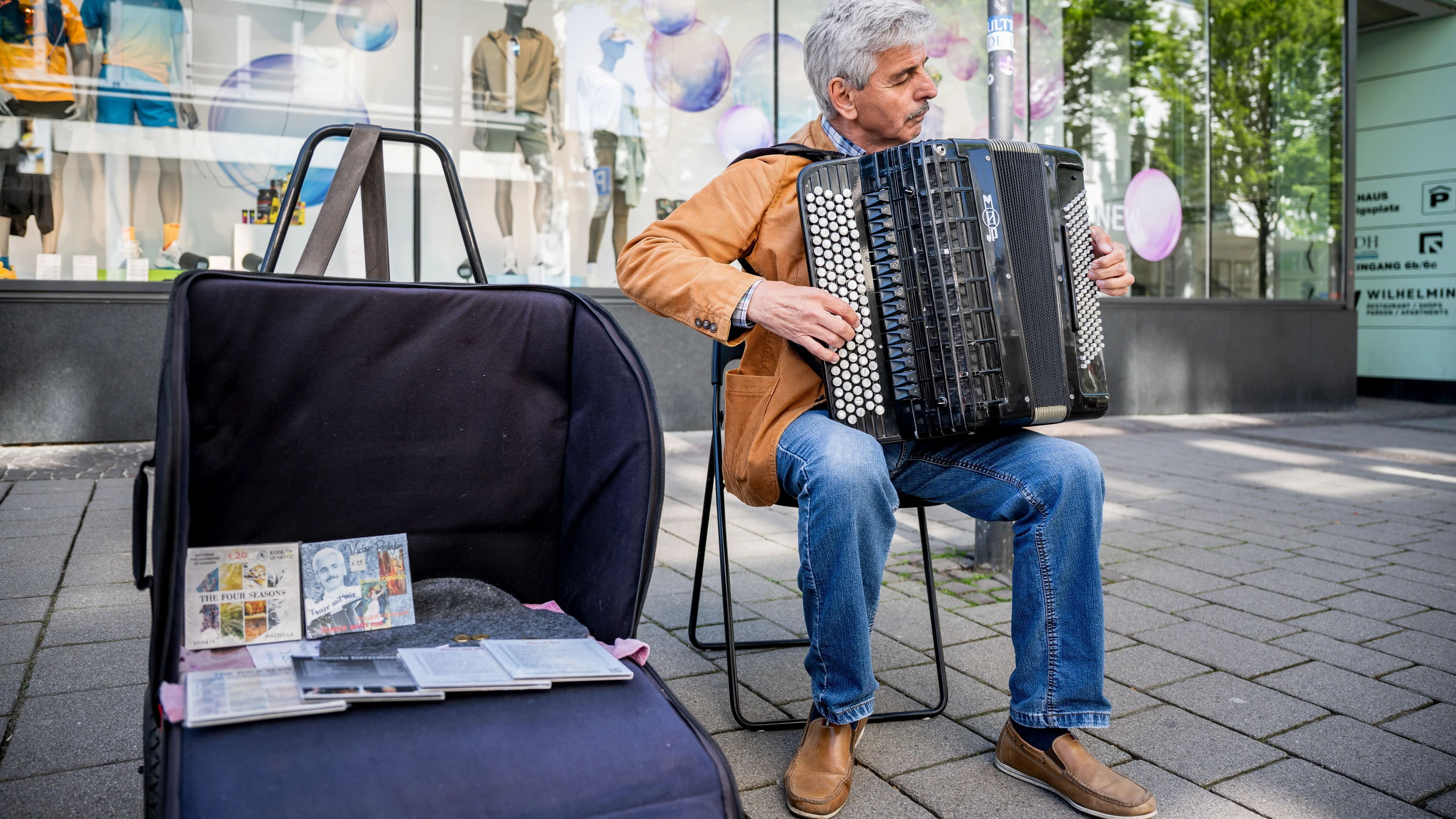 Akkordeonspieler Pribylov: Die Straße als Probenraum für klassische Konzerte