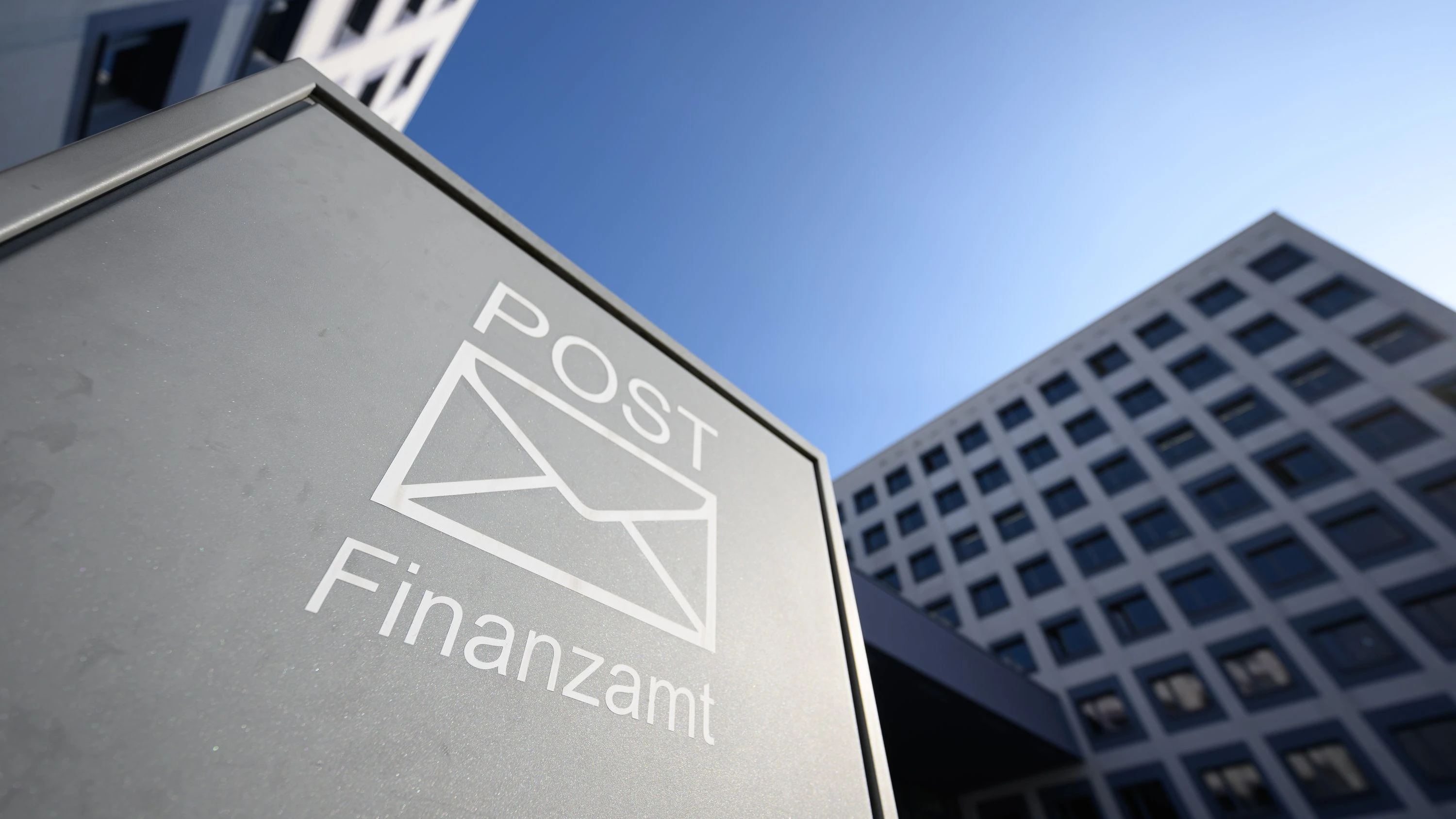 Post vom Finanzamt: Bitte übersetzen und alle Fristen auflisten - dpa