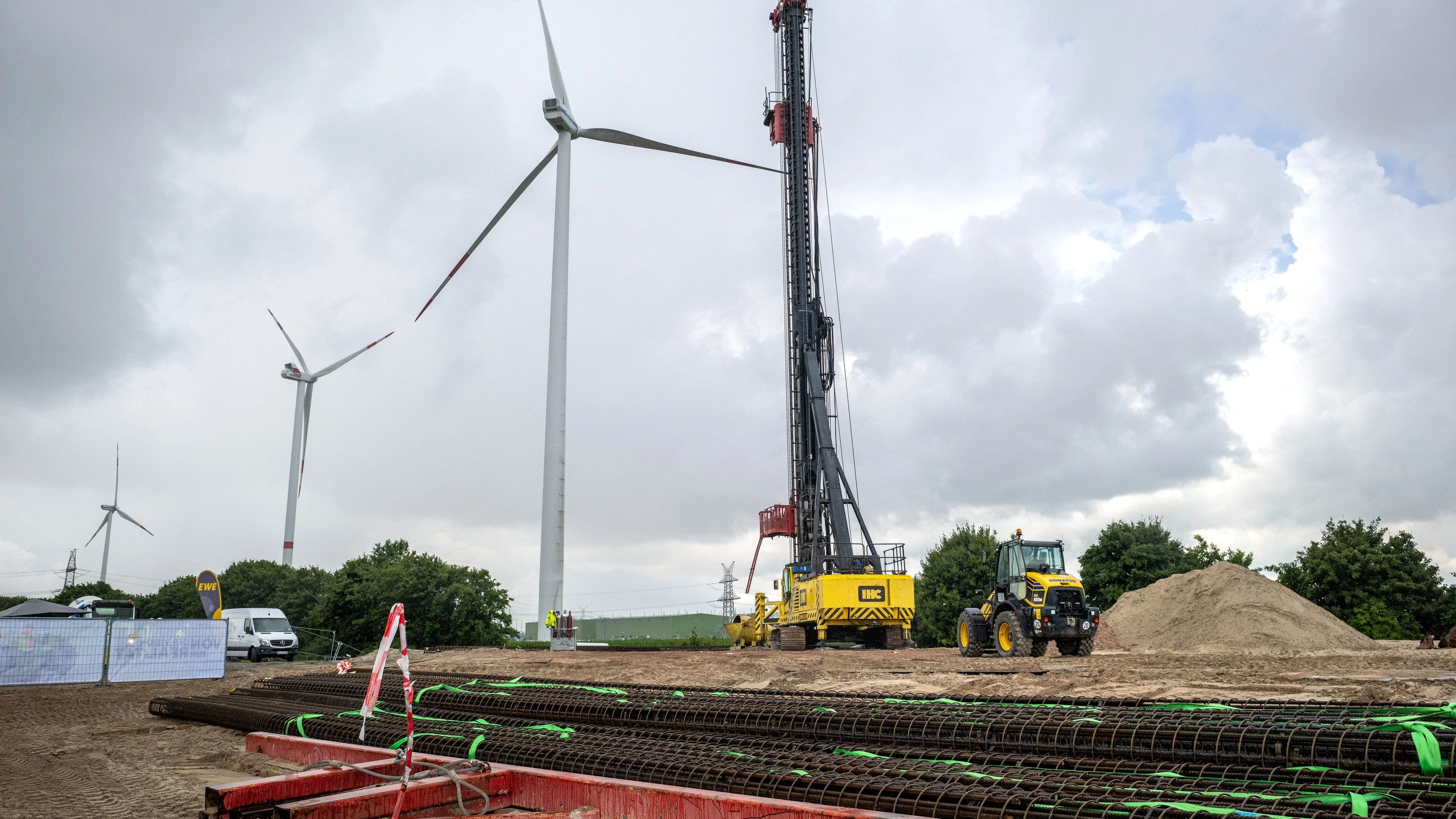 Elektrolyseur-Baustelle in Emden: Mit Windstrom lässt sich grüner Wasserstoff erzeugen. - dpa