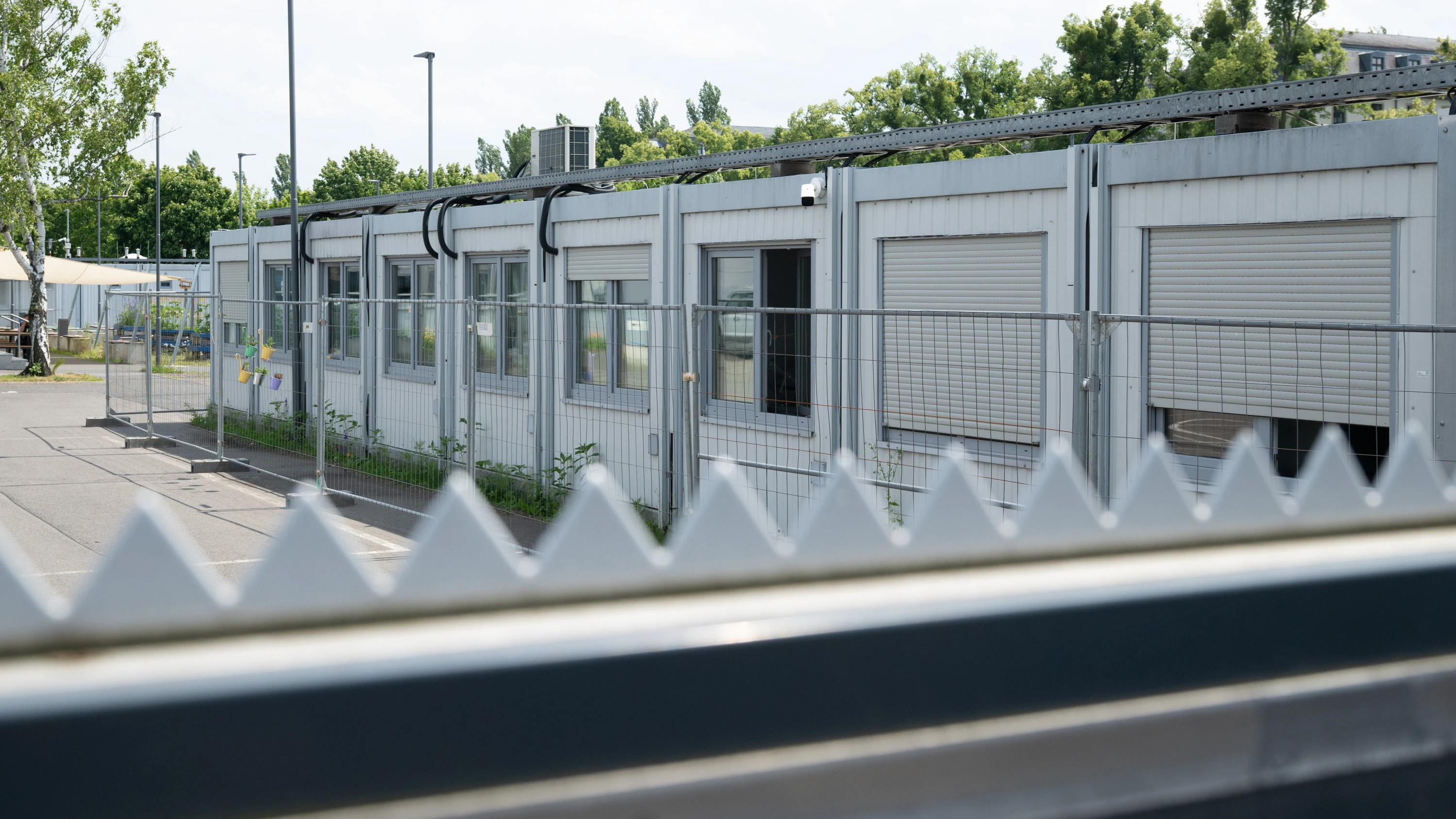 Das Landesausreisezentrum in Dresden: Ein Zaun umgibt auf dem Gelände der Landesdirektion Sachsen die Container. - Picture Alliance