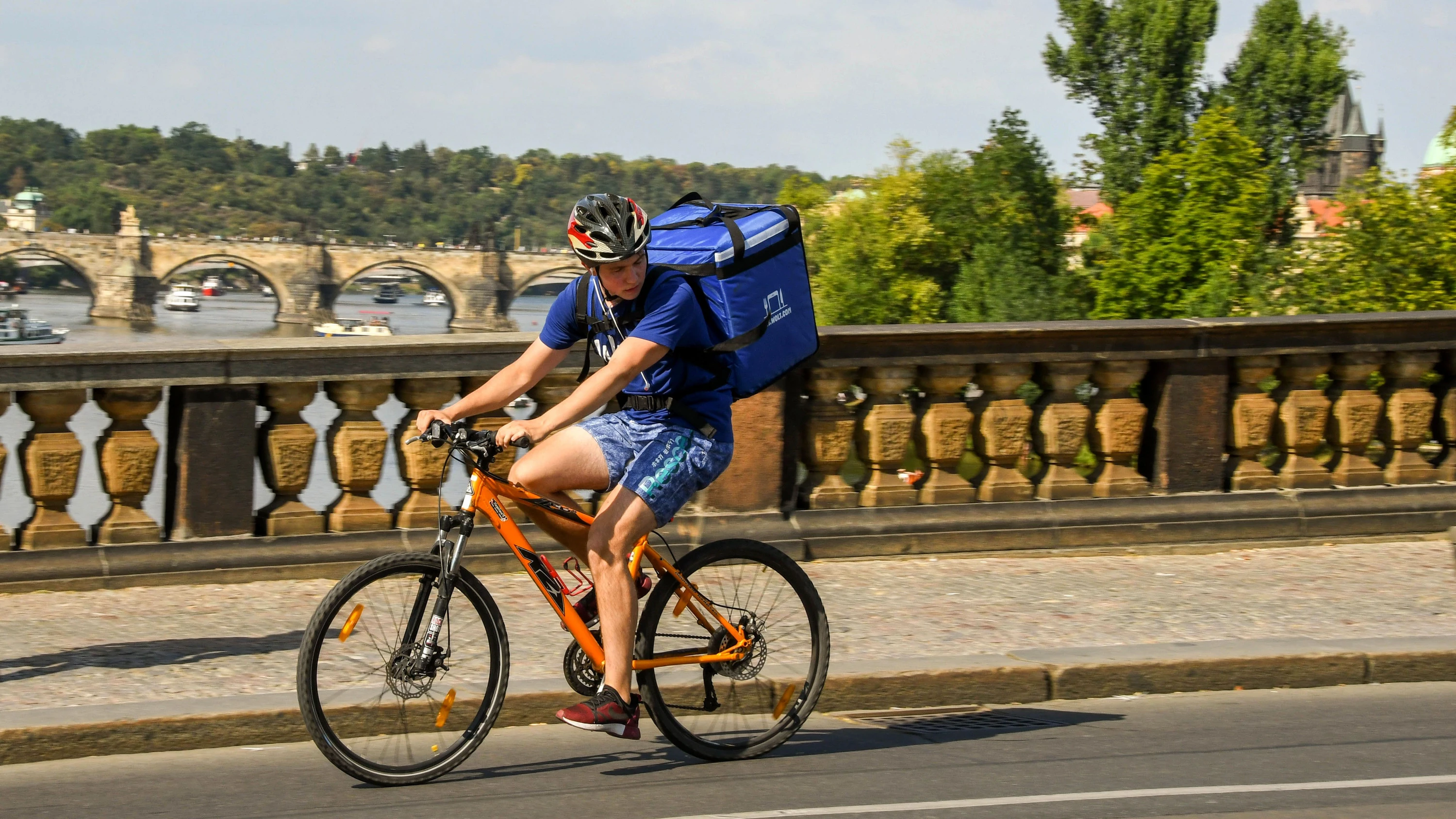 Auch wenn die Spur frei scheint, ist Wachsamkeit für Fahrradkuriere nicht nur in Prag überlebenswichtig. - Imago