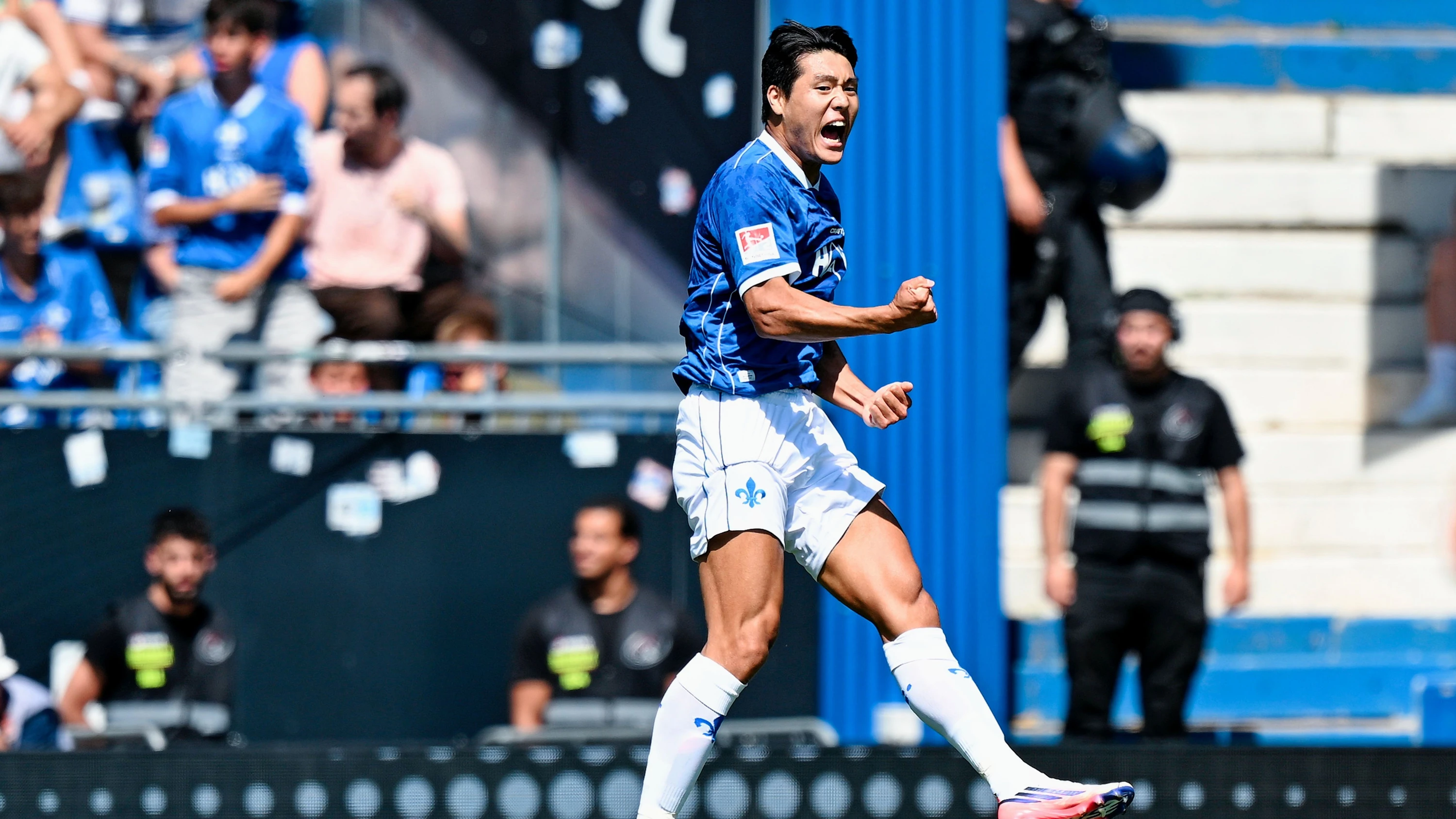 Glücksgefühle: Ho-jae Lee freut sich über seinen ersten Pflichtspieltreffer für Darmstadt 98. - dpa